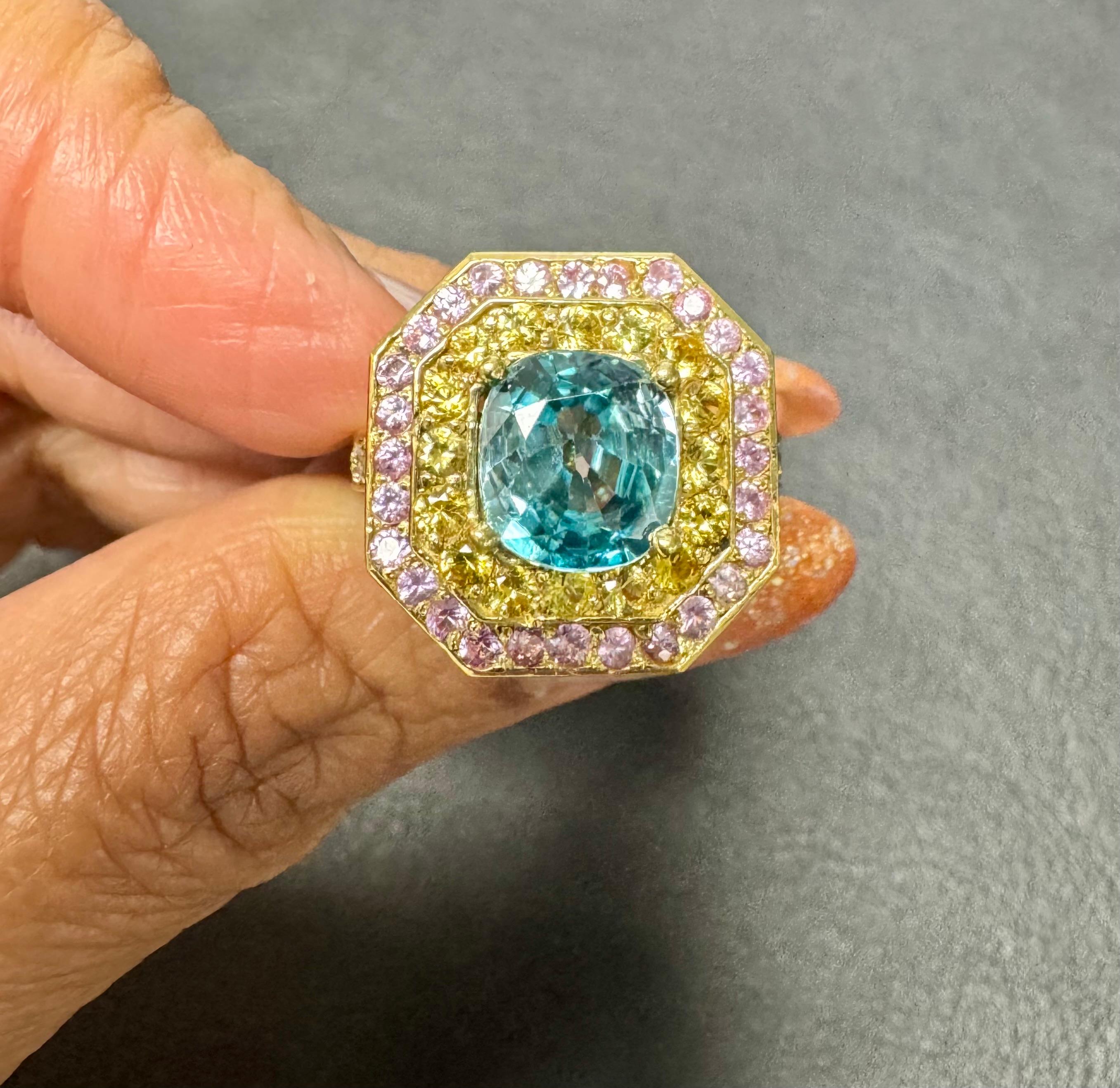 Anillo de Cóctel de Oro Amarillo con Zafiro Azul y Diamante de 4,81 Quilates

El circón azul es una piedra natural que se extrae principalmente en Sri Lanka, Myanmar y Australia.  
Este anillo tiene un precioso Circón Azul Natural de talla cojín que