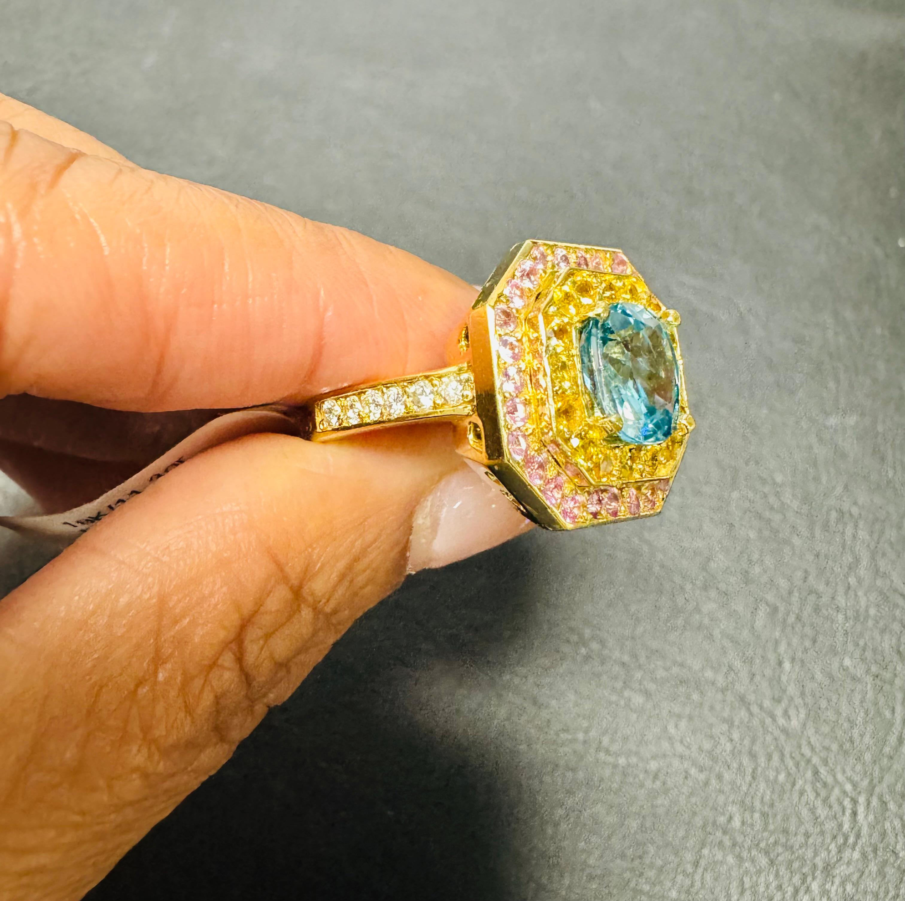 Anillo de cóctel de oro amarillo de 18 quilates con diamante y zafiro y circón azul de 4,81 quilates Contemporáneo en venta