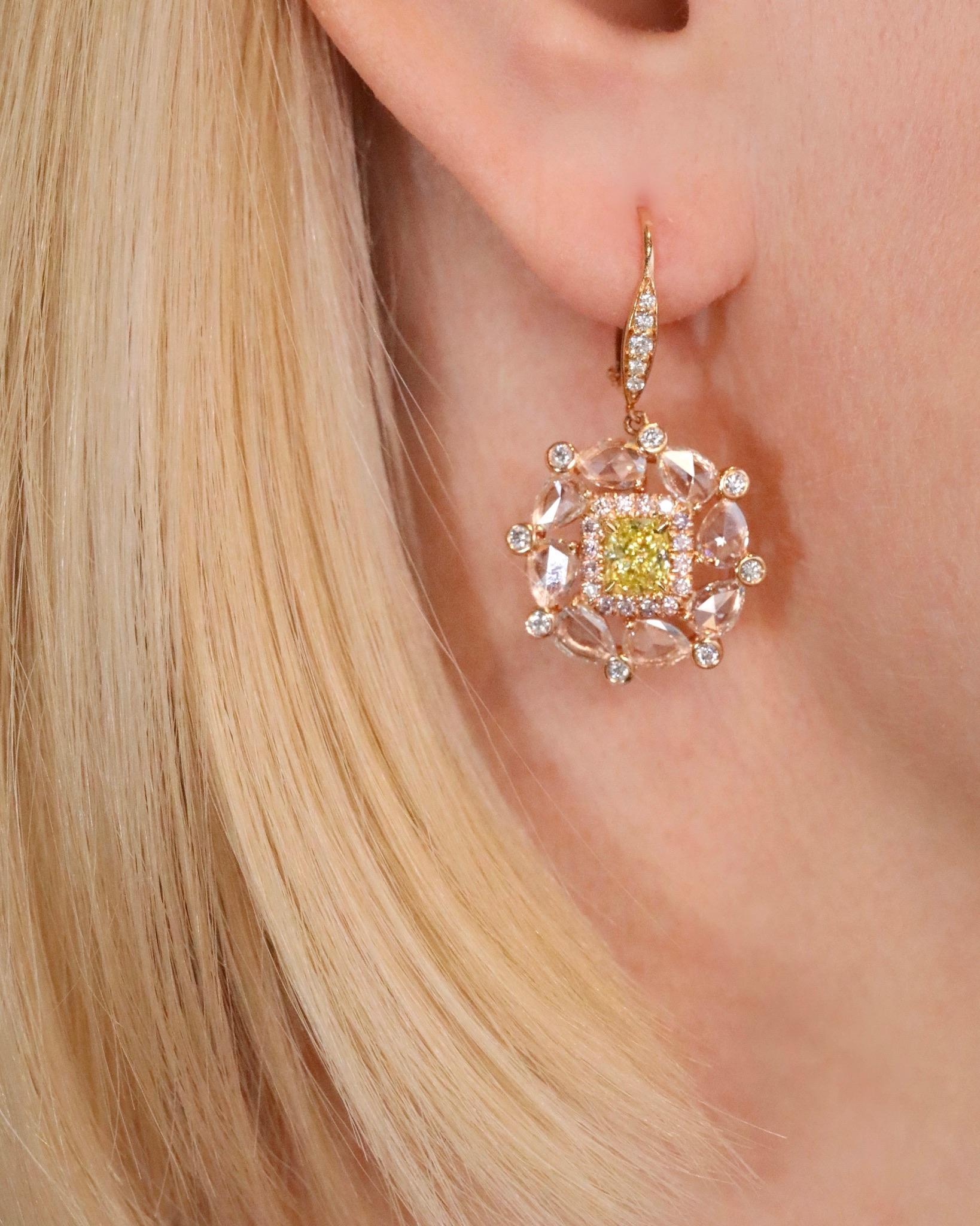 Collection'S presenta uno splendido paio di orecchini a goccia in stile Art Deco, con 1,43 carati di diamanti gialli intensi certificati GIA. Incastonato con un perfetto abbinamento di tagli a cuscino da 0,71 carati e 0,72 carati certificati GIA