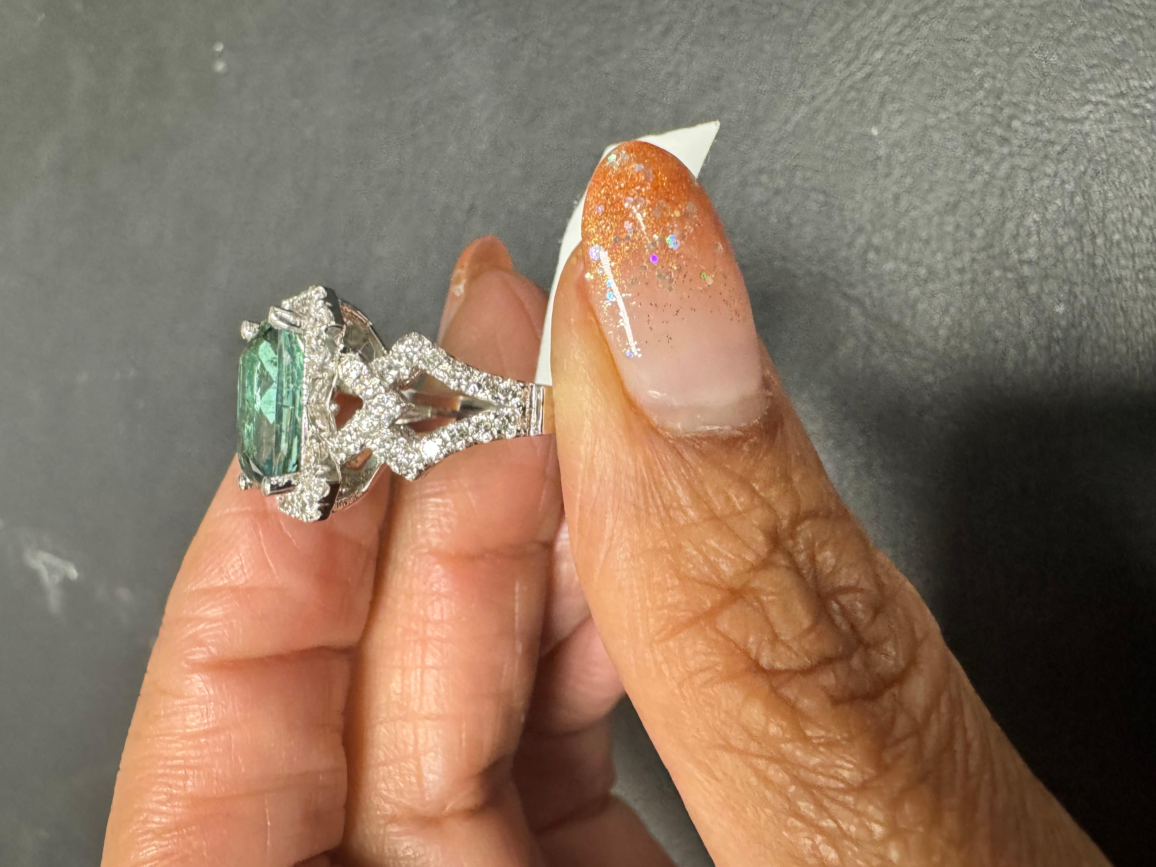 Bague de cocktail en or blanc avec diamant et tourmaline naturelle de 4,81 carats en vente 1