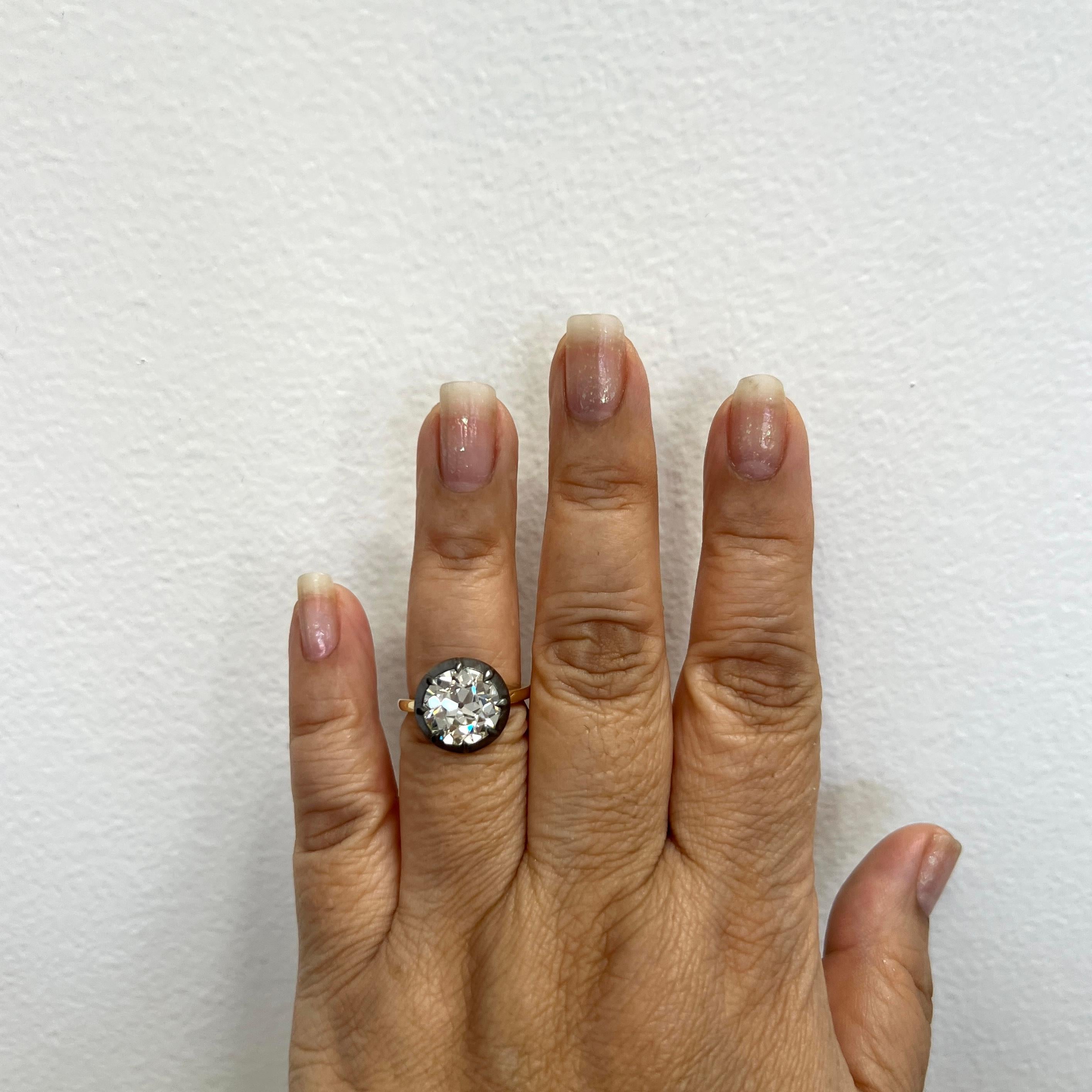 Precioso 4.81 ct. Diamante de talla europea antigua.  Hecha a mano en oro amarillo de 18 quilates y rodio negro.  Anillo talla 6,5.