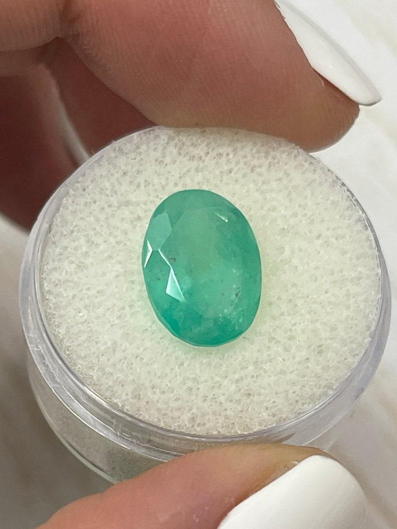 Esmeralda colombiana ovalada verde azulada pastel de 4,81 quilates - Gema del mes de mayo Corte oval en venta