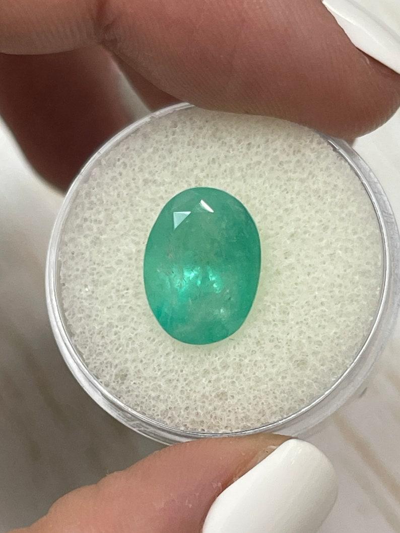 Femenino o masculino Esmeralda colombiana ovalada verde azulada pastel de 4,81 quilates - Gema del mes de mayo en venta