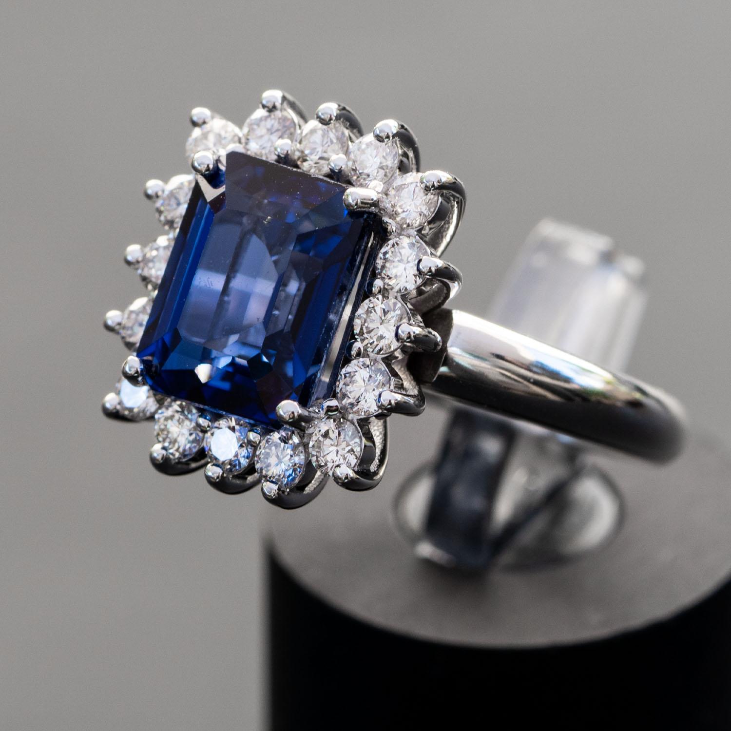 Art Deco 4.81 carat sapphire 0.70 carat natural diamonds statement ring For Sale