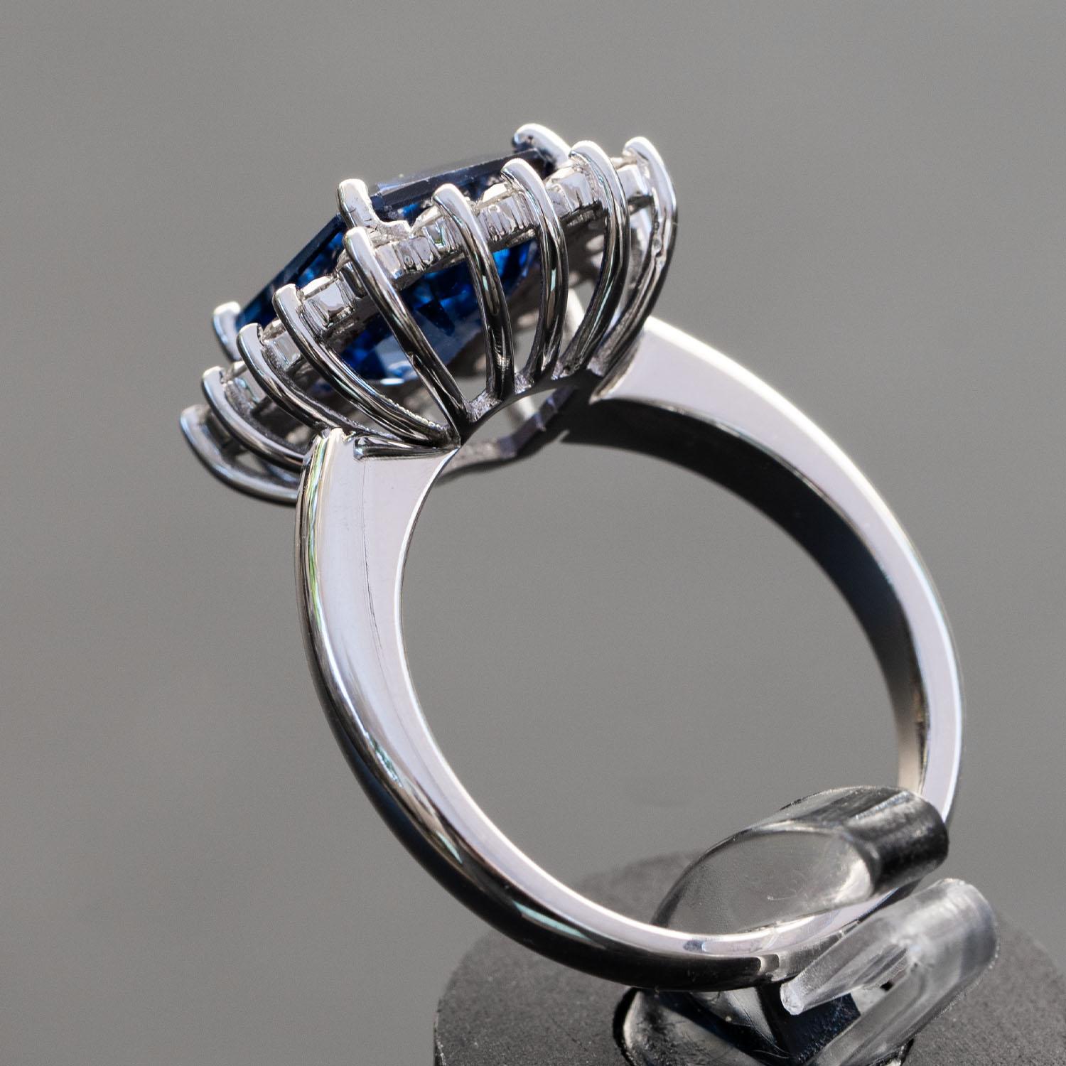 4.81 carat sapphire 0.70 carat natural diamonds statement ring In New Condition For Sale In Ramat Gan, IL