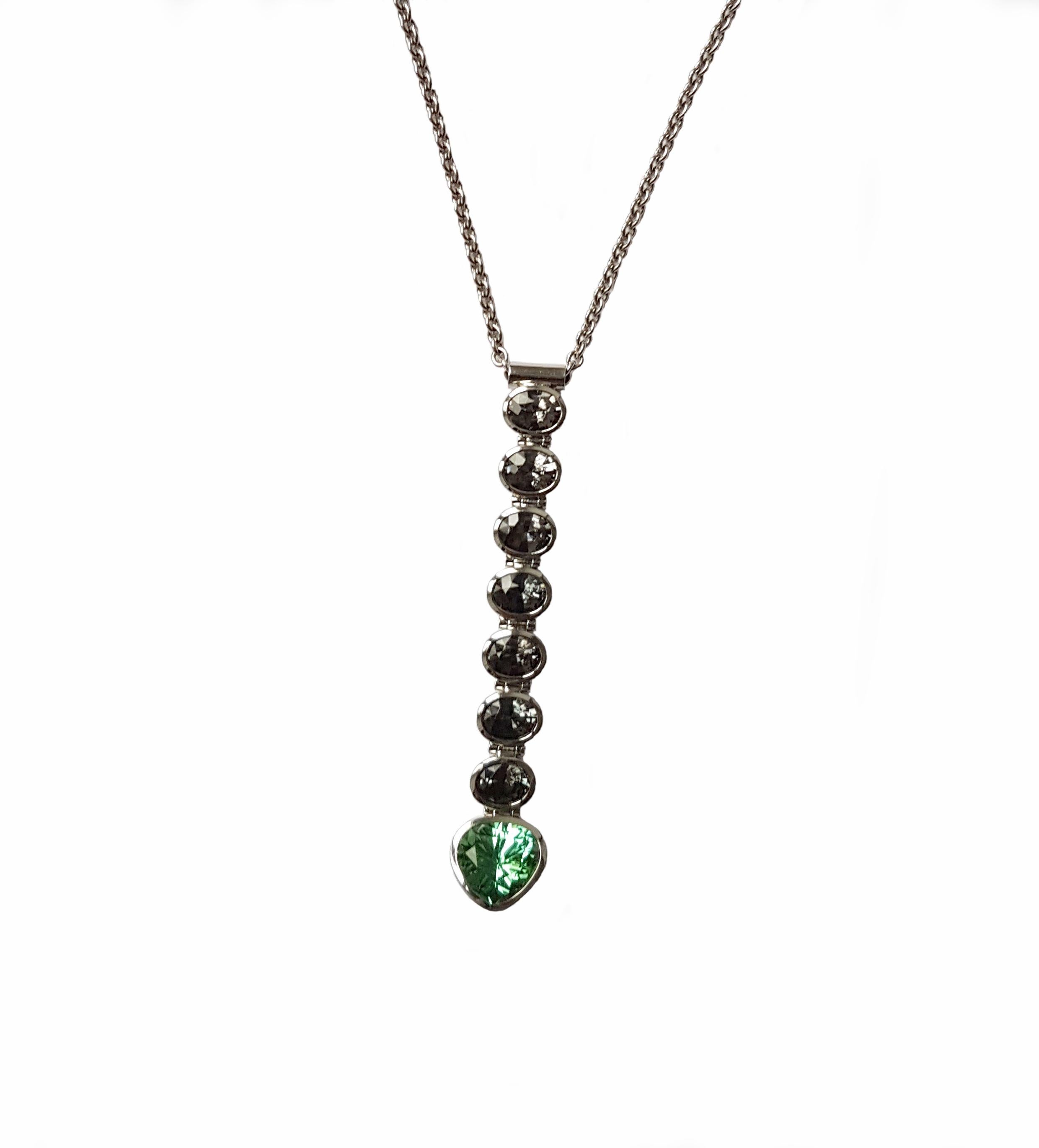 Stunning multi gemstone pendant made of 950/0 platinum with a beautiful mint-green colored faceted tourmaline of 4.81 carats and 7 oval spinels with a total of 8.78 carats. The chain is also 950/0 Platinum and can be adjusted in length.
Very