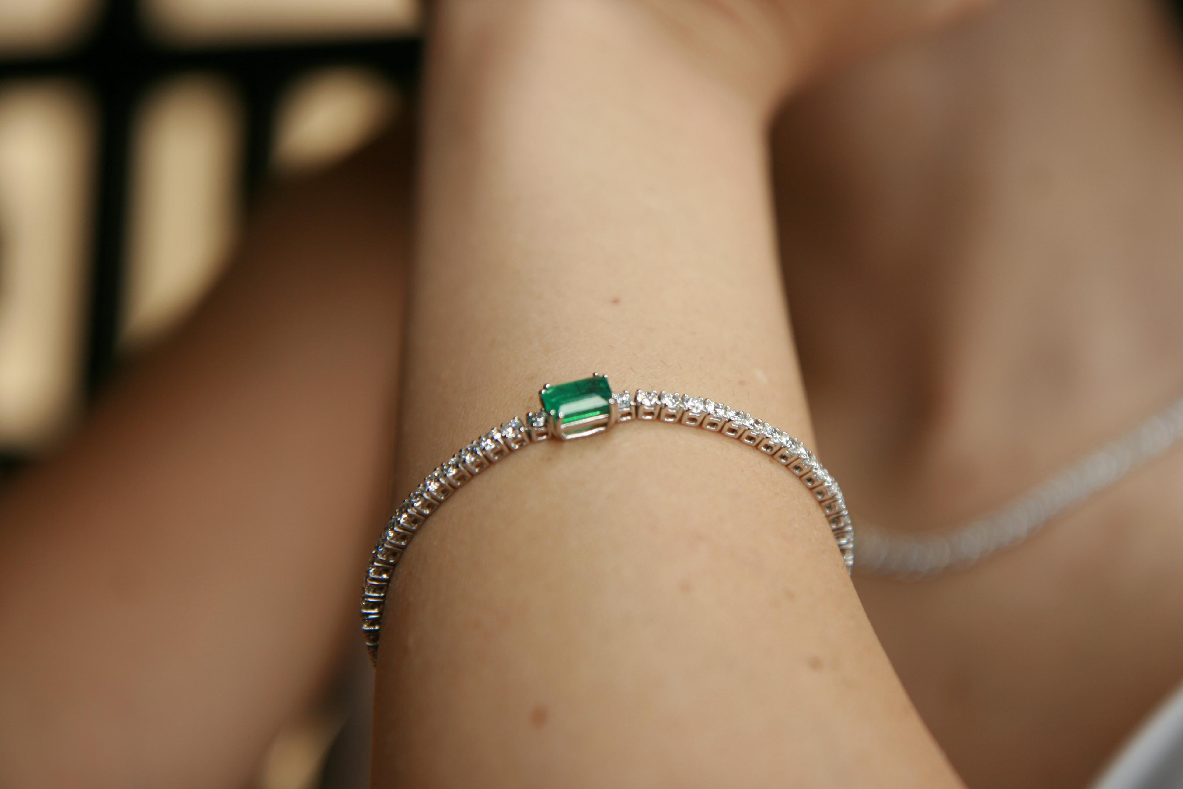 11.81 grams 18 carat white gold tennis bracelet with 4.81 carats for a trotal of 61 stones of VS G color diamonds and a 2.15 carat rectangular shape colombian emerald the lenght of the bracelet is 17,5 cm.This tennis bracelet is part of our
