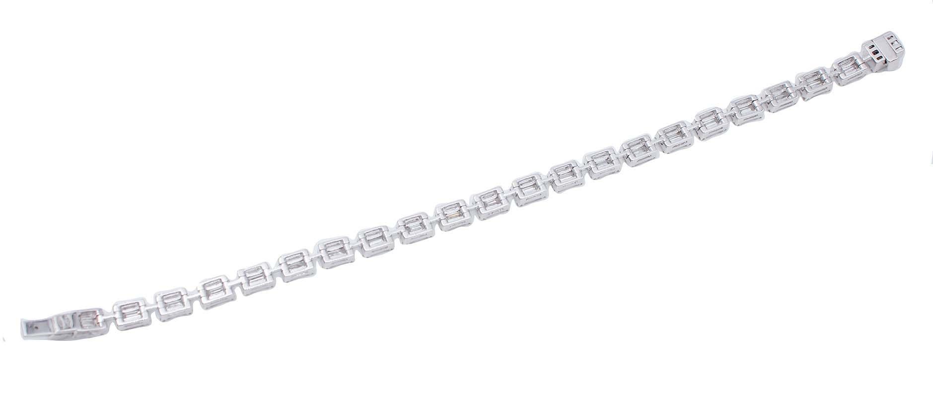 Modern 4.81 Carats Diamonds, 18 Karat White Gold Bracelet For Sale