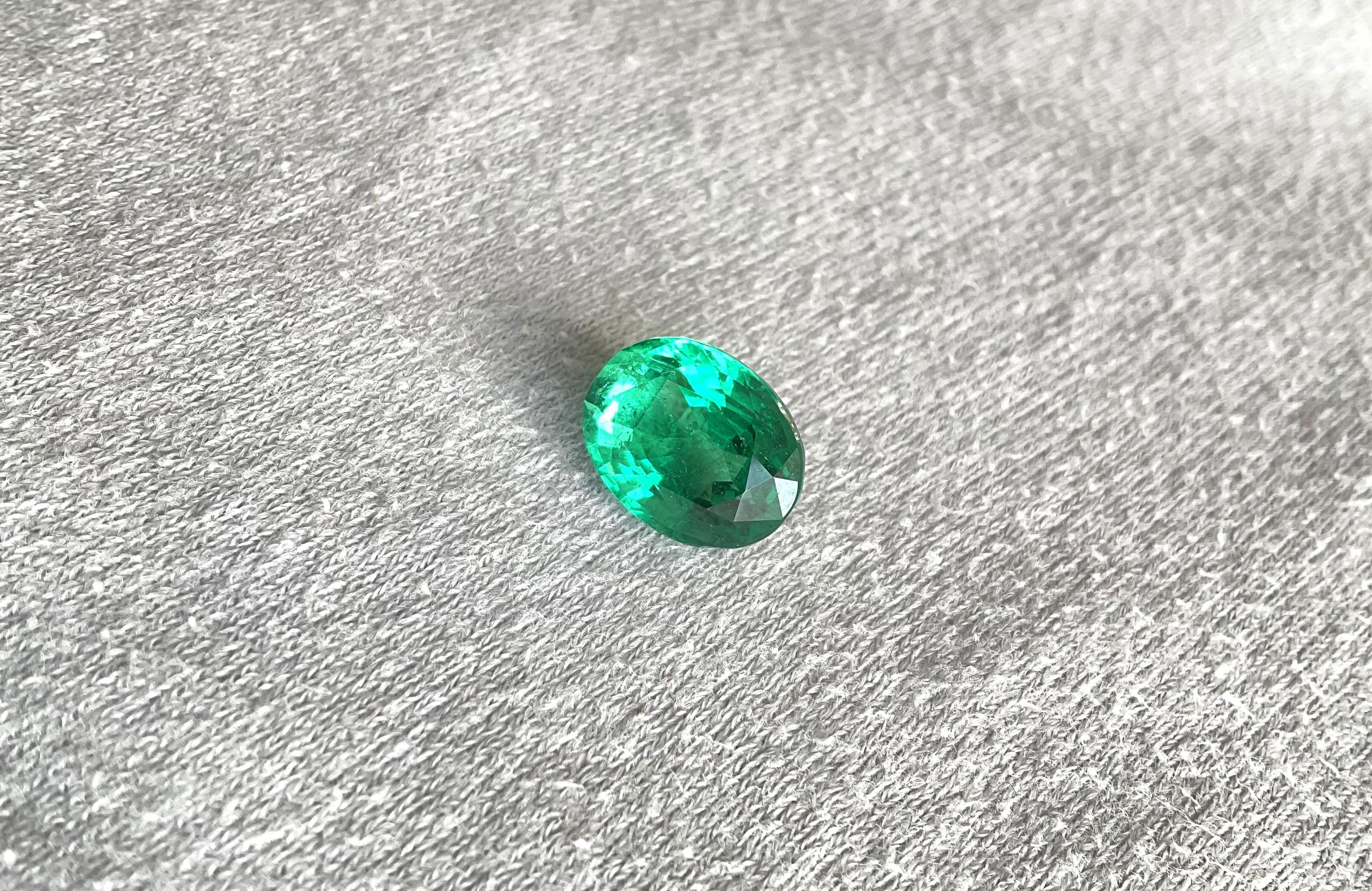 4.81 carats Zambian Emerald Oval Cut stone for fine Jewelry Natural Gemstone For Sale 3