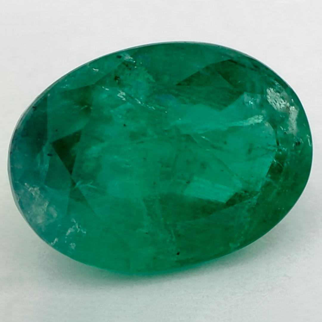 D'un vert éclatant, la pierre de naissance du mois de mai symbolise le renouveau de la croissance printanière. 

Explorez la vibrante collection d'émeraudes, de rubis et de saphirs de notre magasin, disponibles sous forme de pierres précieuses en