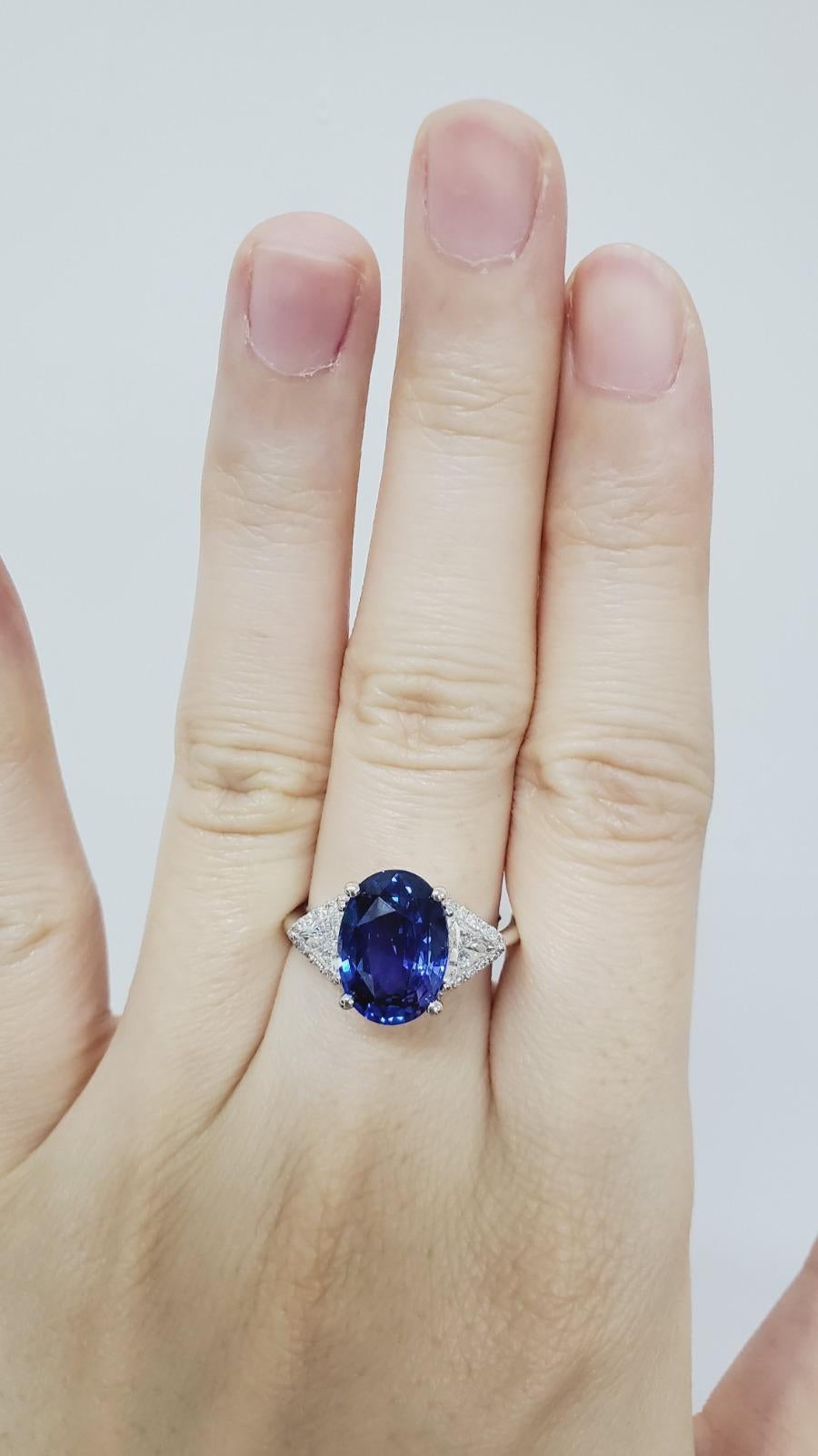 4.81 Unheated Ceylon Blue Sapphire Engagement Ring, Certified (Ovalschliff) im Angebot
