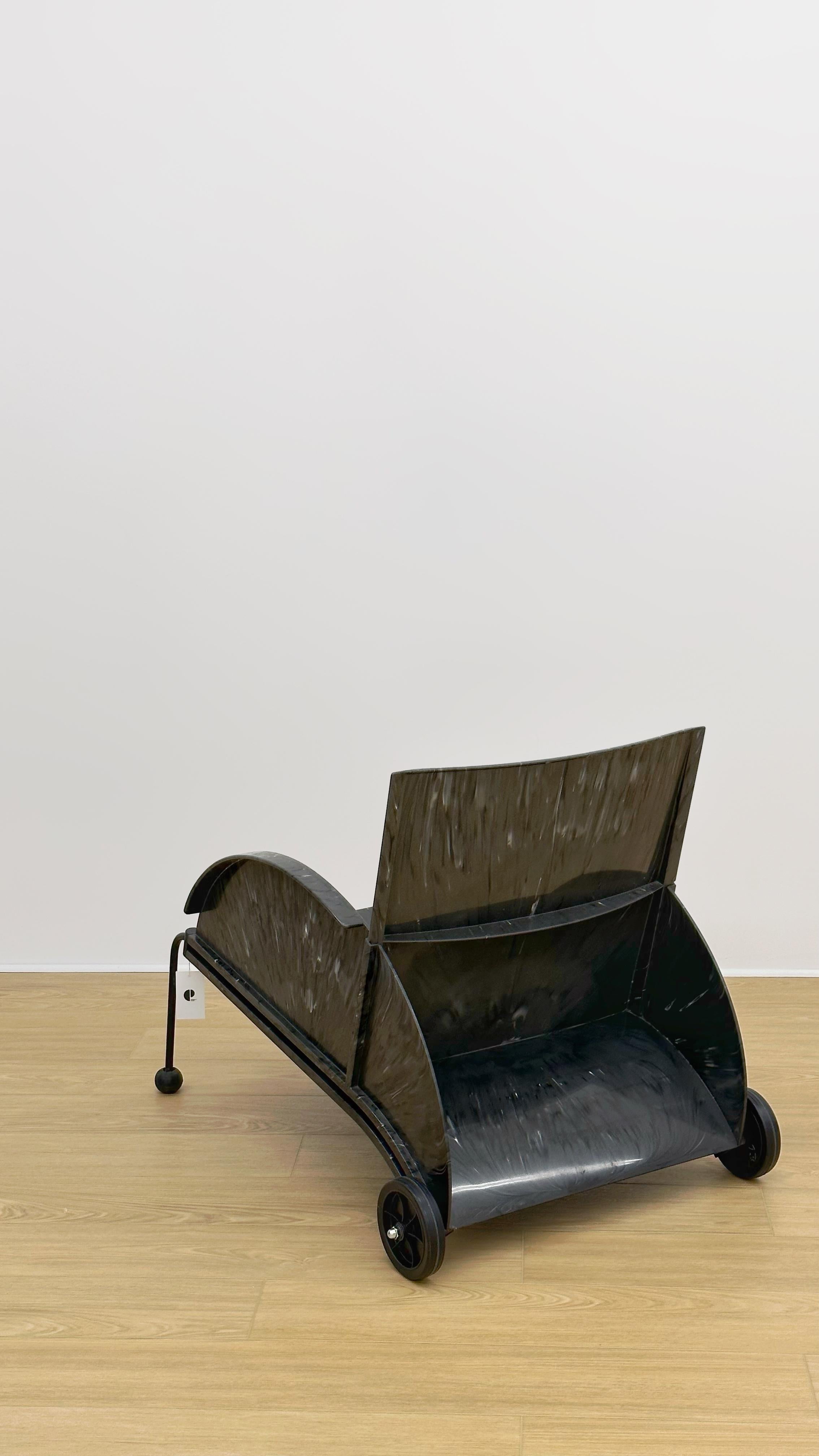 Italie, 1988. Chaise longue en plastique moulé par injection à partir d'un mélange de matériaux en polyéthylène recyclé qui donne à chaque chaise un aspect marbré unique.