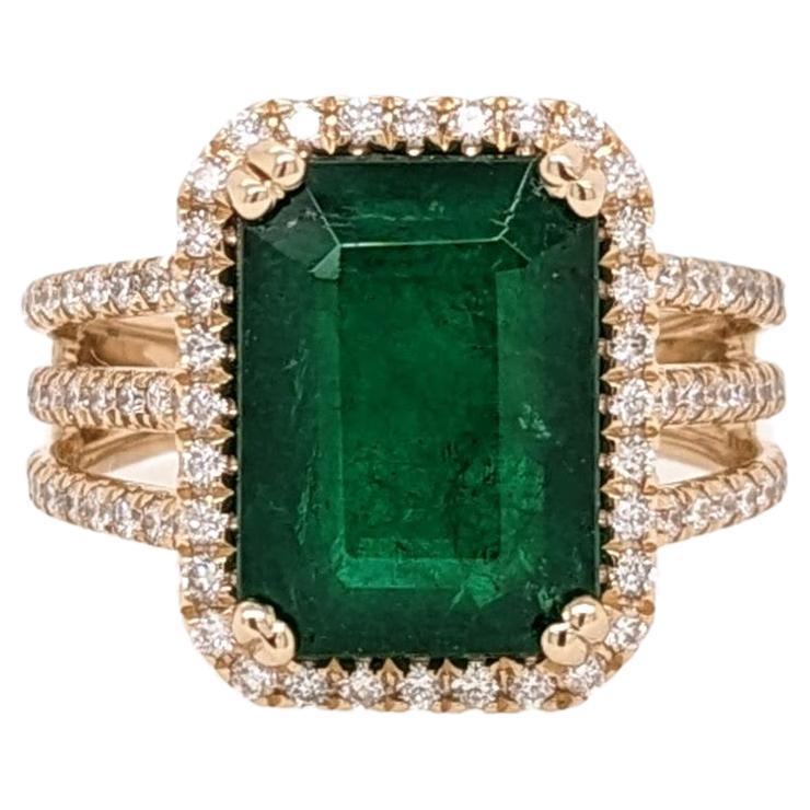 4,81 Karat Smaragdring mit natürlichem Diamant in 14K Gelbgold mit Halo im Smaragdschliff 12x9 mm