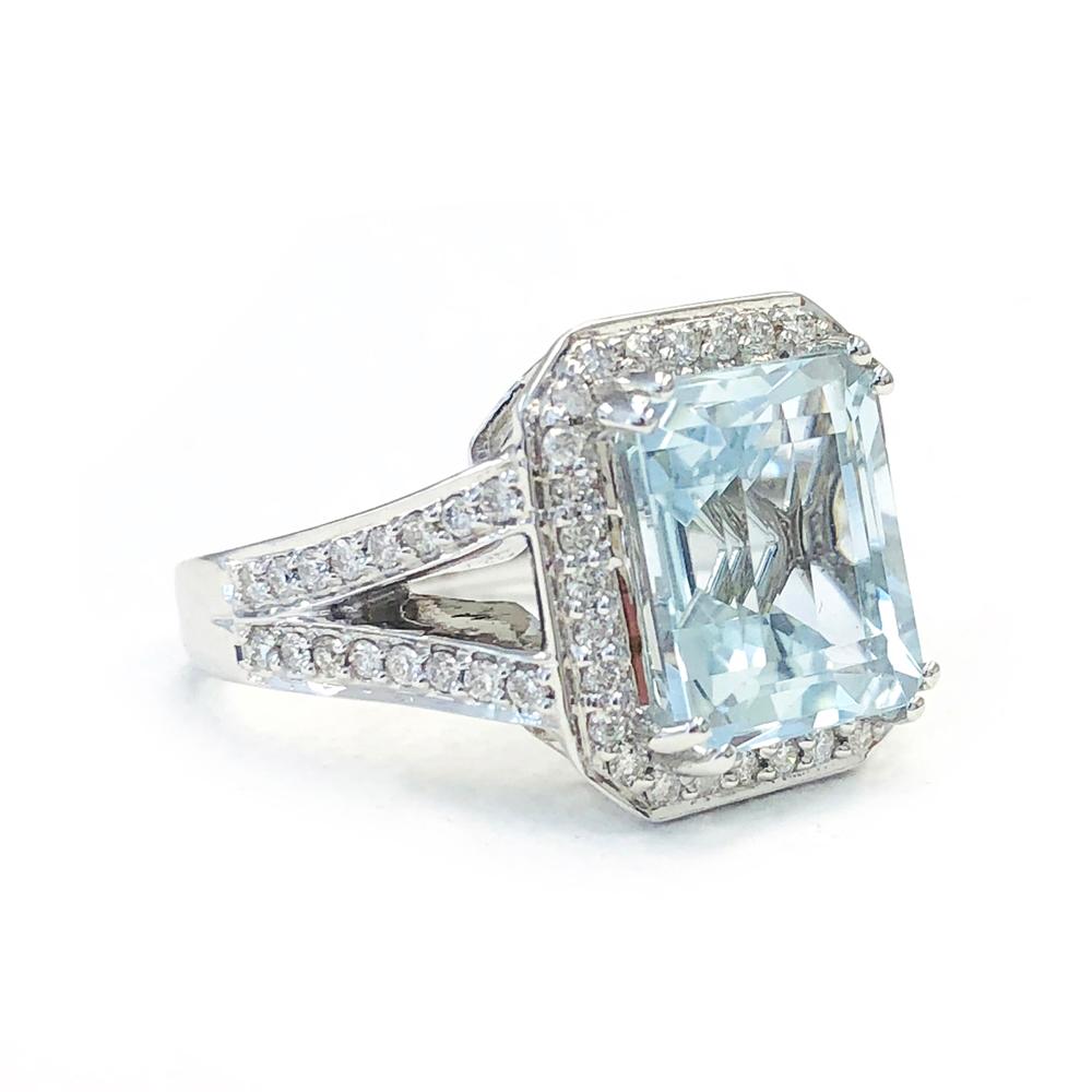 4.82 Carat Aquamarine and 0.51 Carat Diamond 14 Karat White Gold Cocktail Ring In New Condition In Great Neck, NY