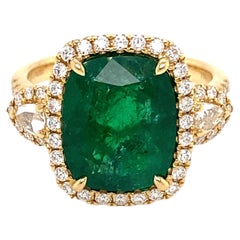 Anello da cocktail con smeraldo a cuscino e diamanti da 4,82 carati