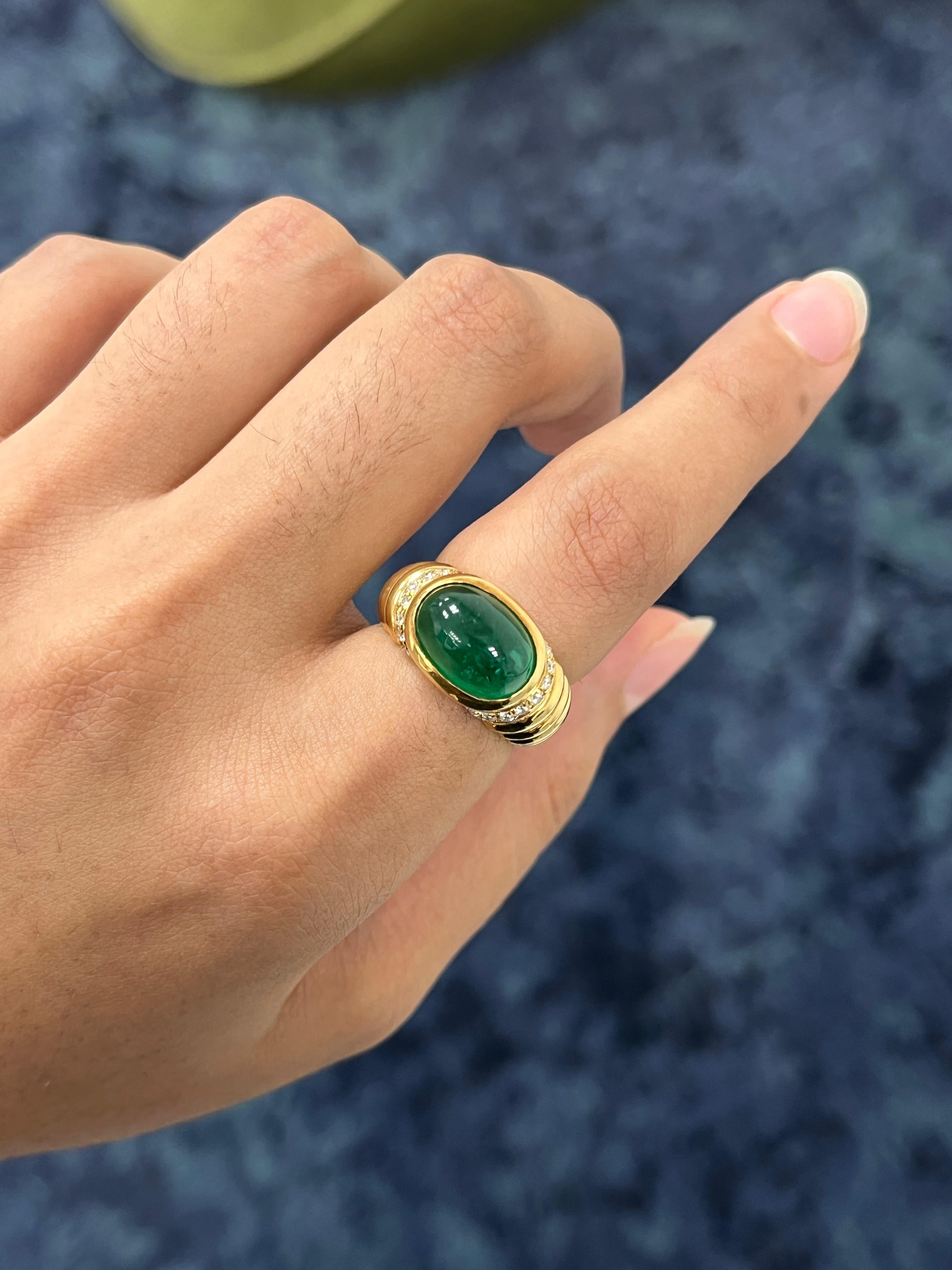 Vibrante, élégante et conçue de main de maître, cette bague cocktail en émeraude de 4,82 carats est une véritable célébration de la couleur et de l'artisanat.
Sertie dans 9,2 grammes d'or jaune 18 carats, l'émeraude centrale séduit par sa riche