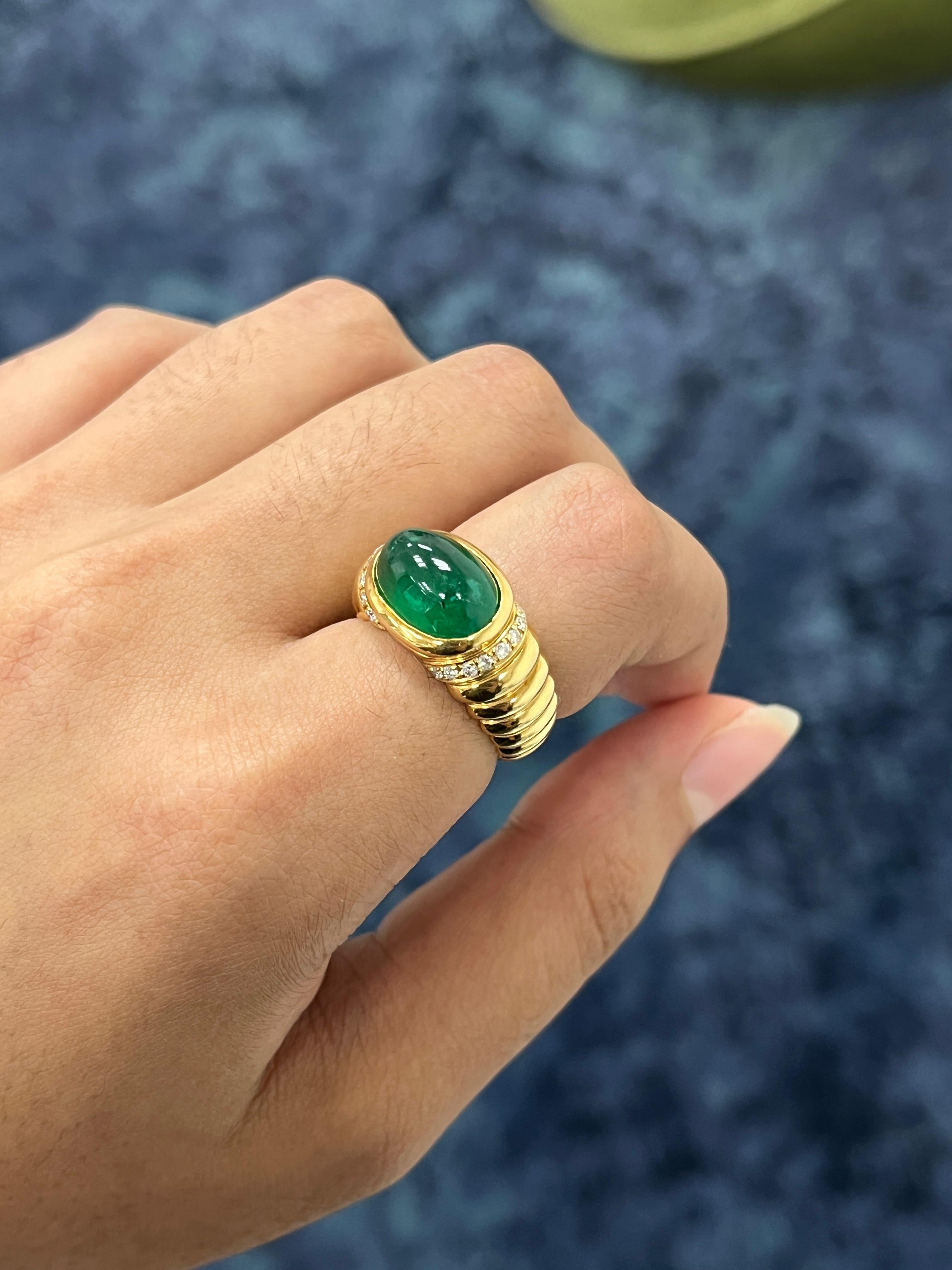 Art déco Bague cocktail émeraude 4,82 carats sur or jaune 18K en vente