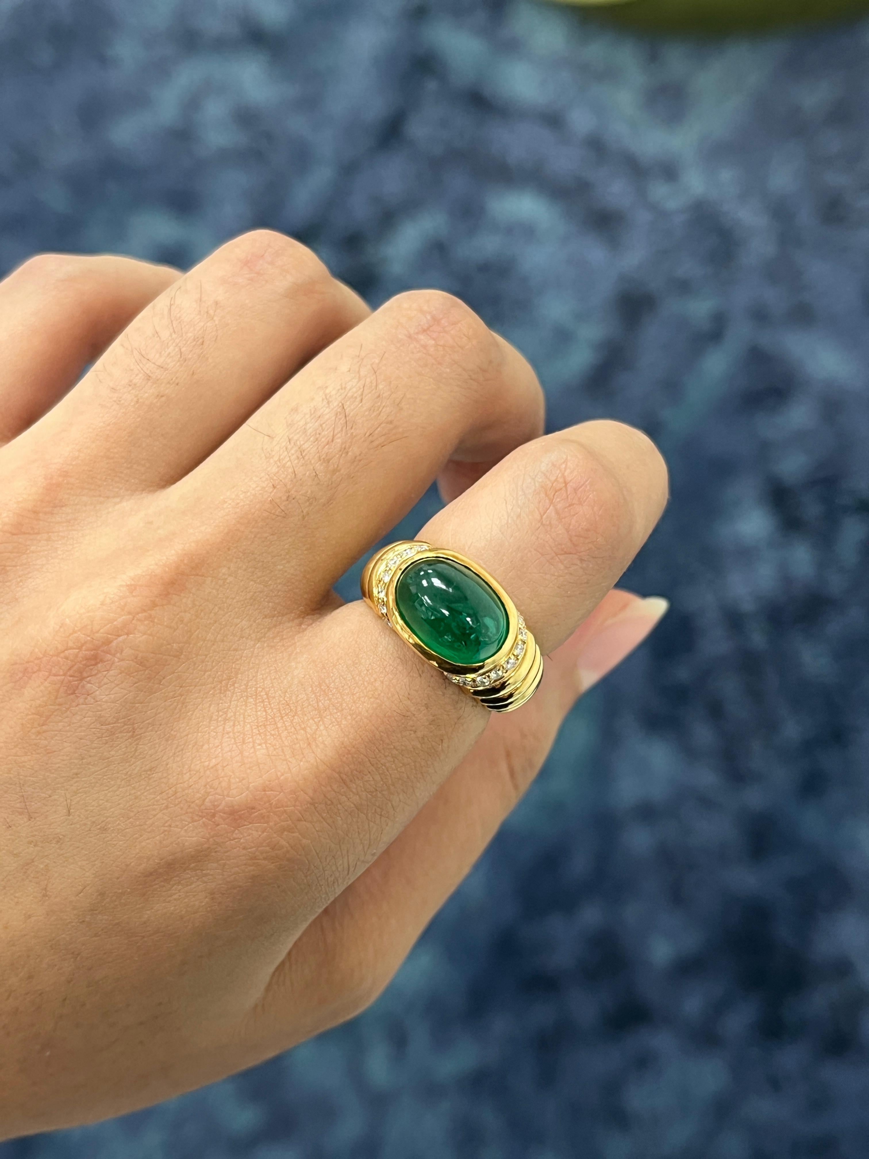 Taille cabochon Bague cocktail émeraude 4,82 carats sur or jaune 18K en vente