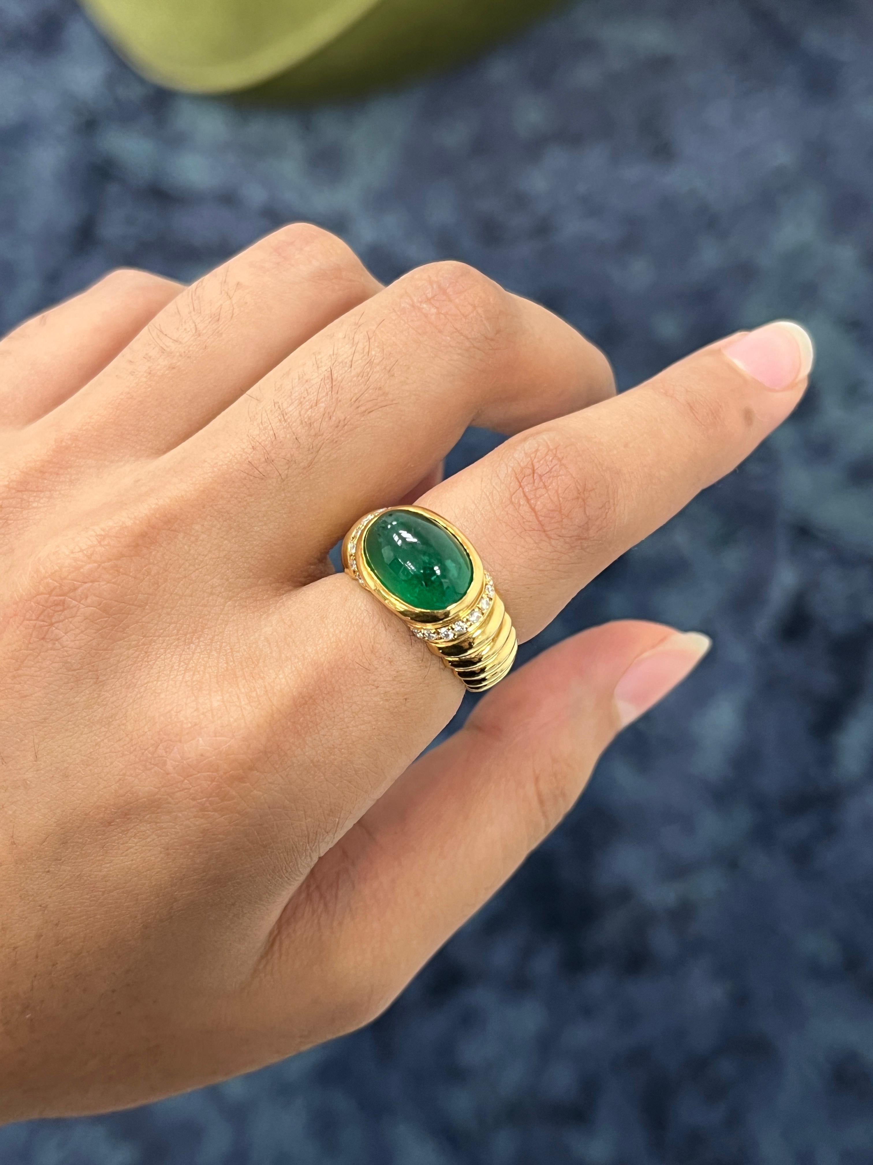 Bague cocktail émeraude 4,82 carats sur or jaune 18K Neuf - En vente à Bangkok, TH