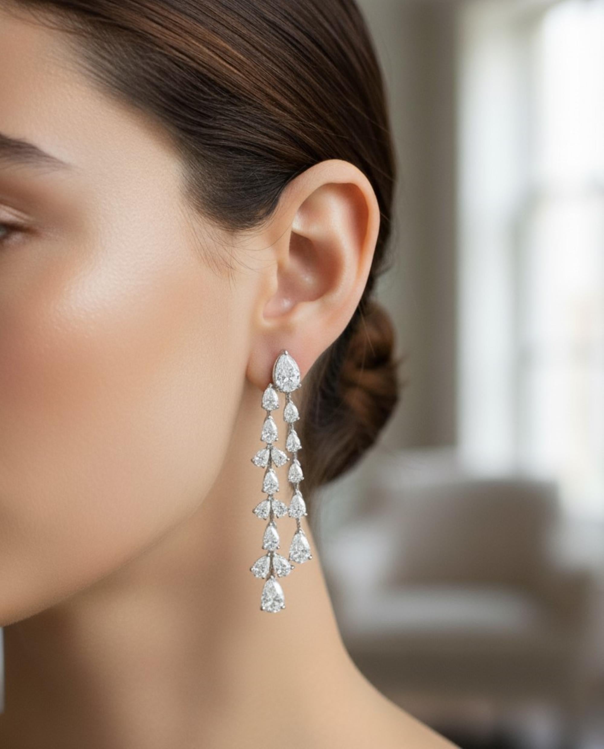 4,82 Karat SI/H Birnenschliff Diamant-Ohrhänger aus 18 Karat Weißgold mit Brillantschliff
Diese eleganten Tropfenohrringe sind mit kaskadenförmig angeordneten birnenförmigen Steinen besetzt. Jeder Ohrring besteht aus zwei vertikalen Reihen mit