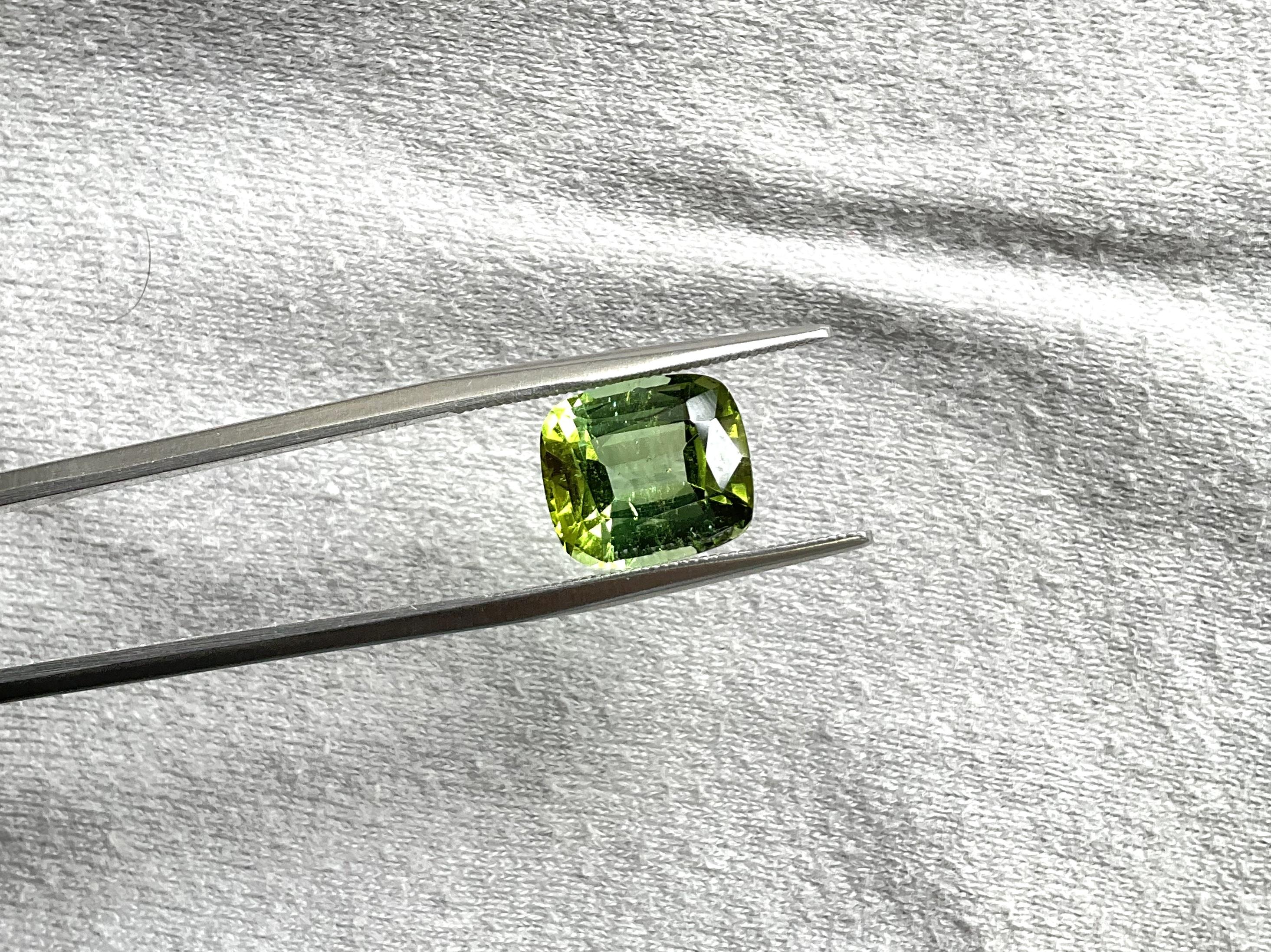 4,82 Karat Top Qualität Grüner Turmalin Cushion Cut Stein für Schmuck Natürlicher Edelstein

Edelstein - Turmalin
Gewicht - 4,82 Karat
Form - Kissen
Größe -  10.5x9.5x7 MM
Stücke - 1