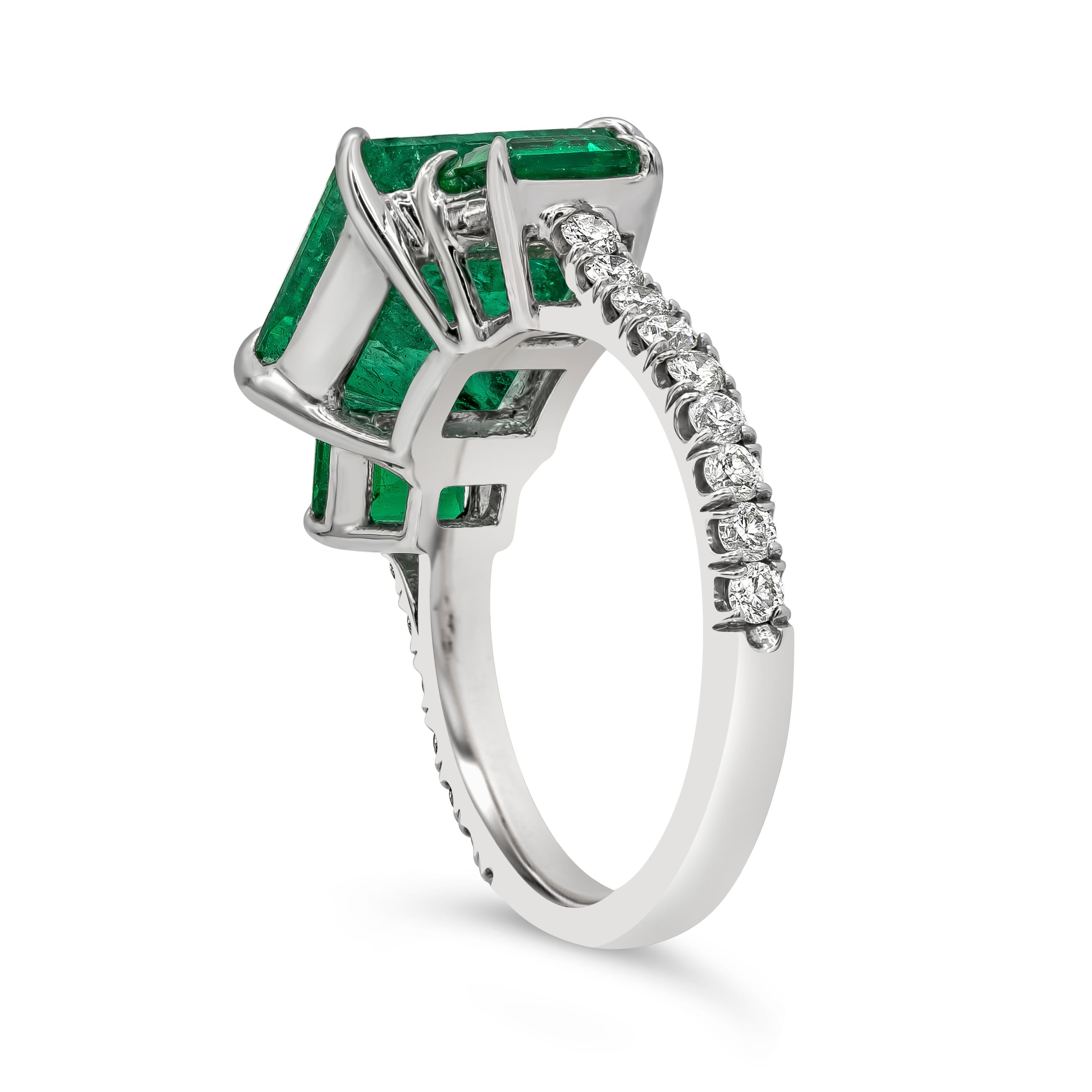 4,82 Karat Smaragdschliff Kolumbianischer Smaragd & Diamant Dreistein Verlobungsring (Zeitgenössisch) im Angebot