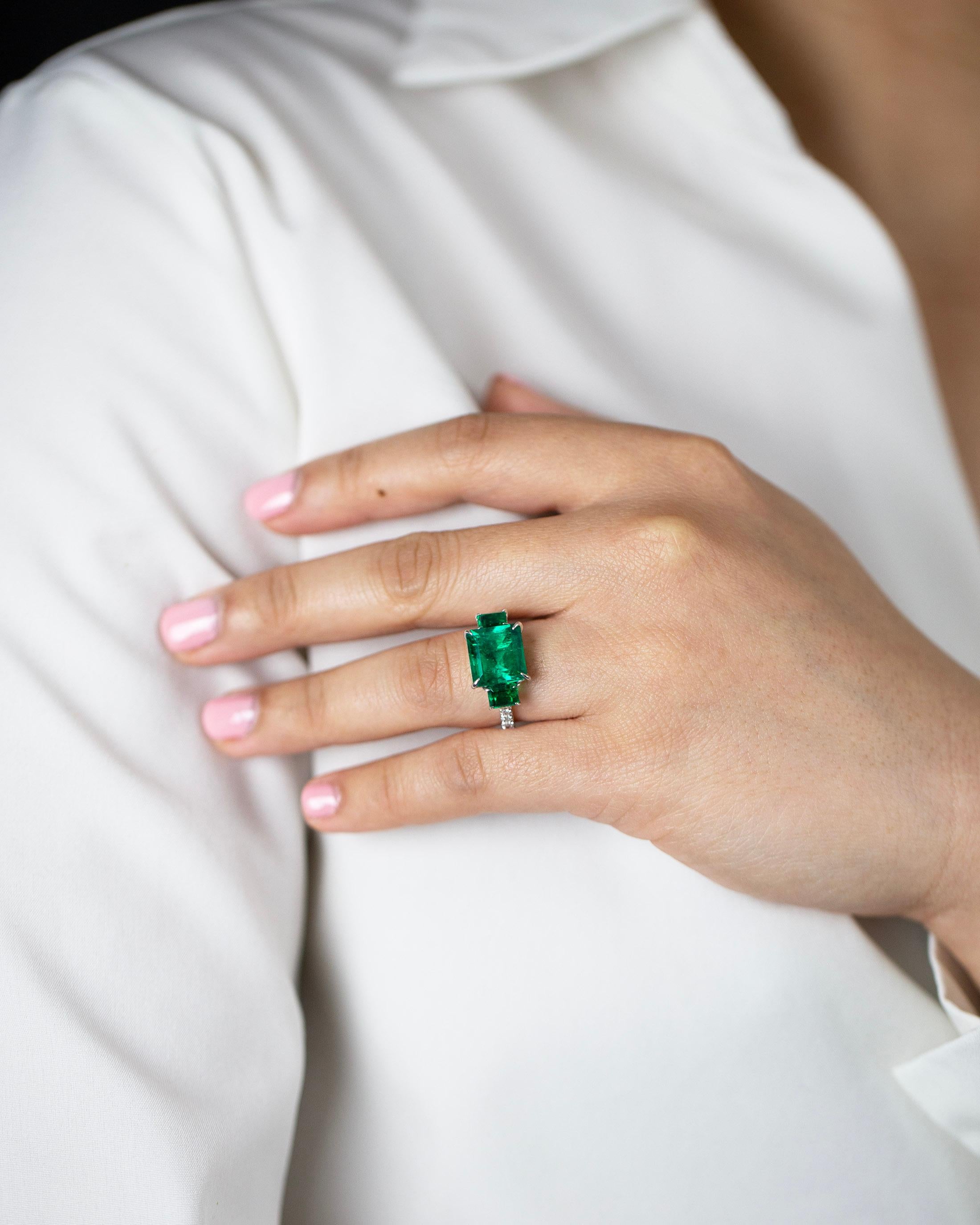 4,82 Karat Smaragdschliff Kolumbianischer Smaragd & Diamant Dreistein Verlobungsring im Zustand „Neu“ im Angebot in New York, NY
