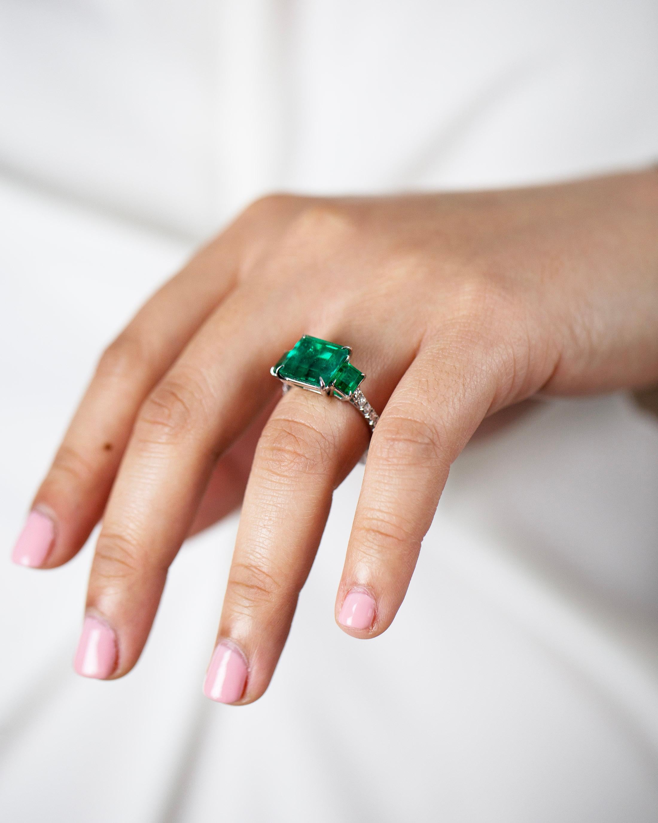 4,82 Karat Smaragdschliff Kolumbianischer Smaragd & Diamant Dreistein Verlobungsring im Angebot 1