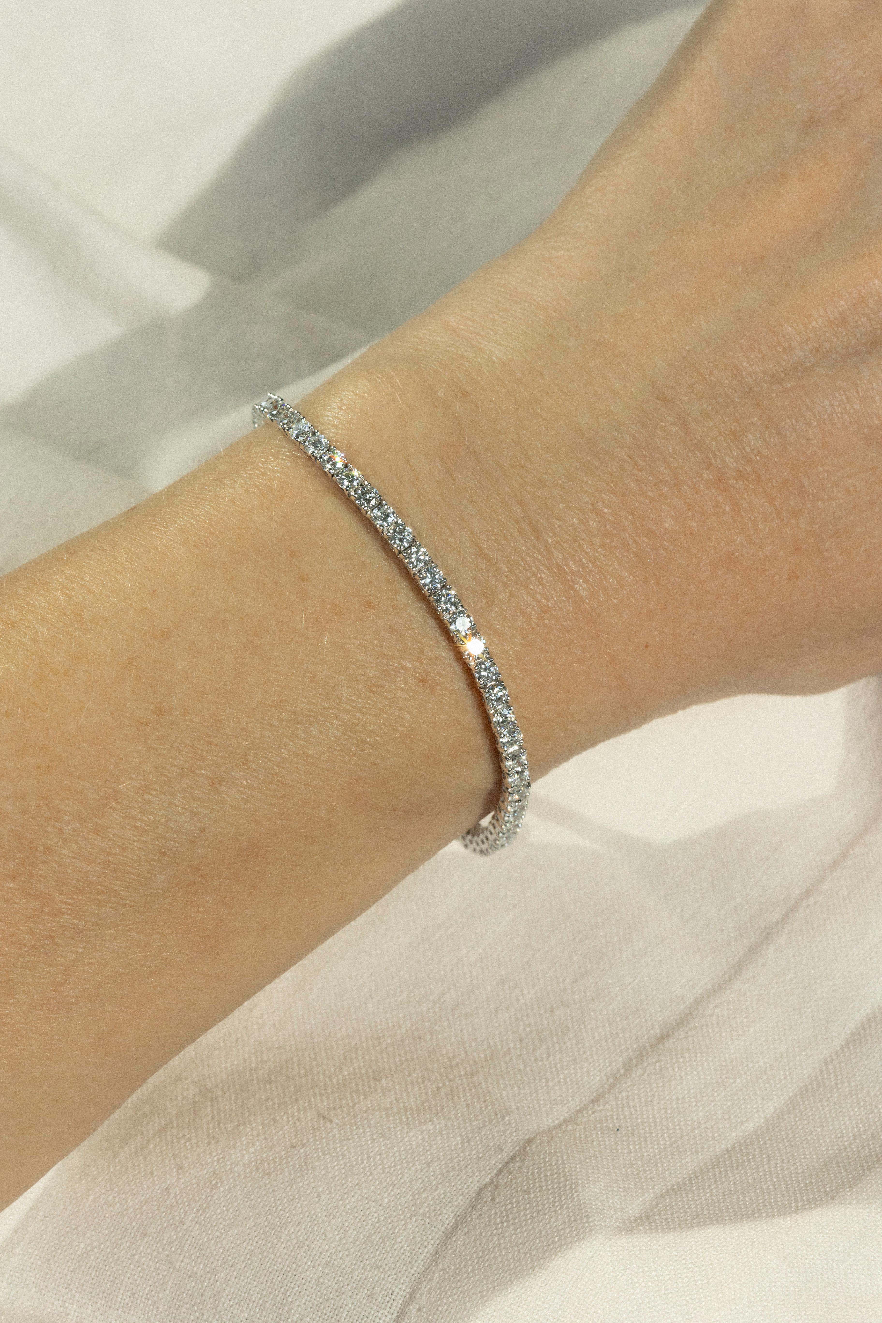 Brilliant Cut 4.82 ct Tennis Bracelet, FG VS Diamonds 2.70mm in White Gold For Sale