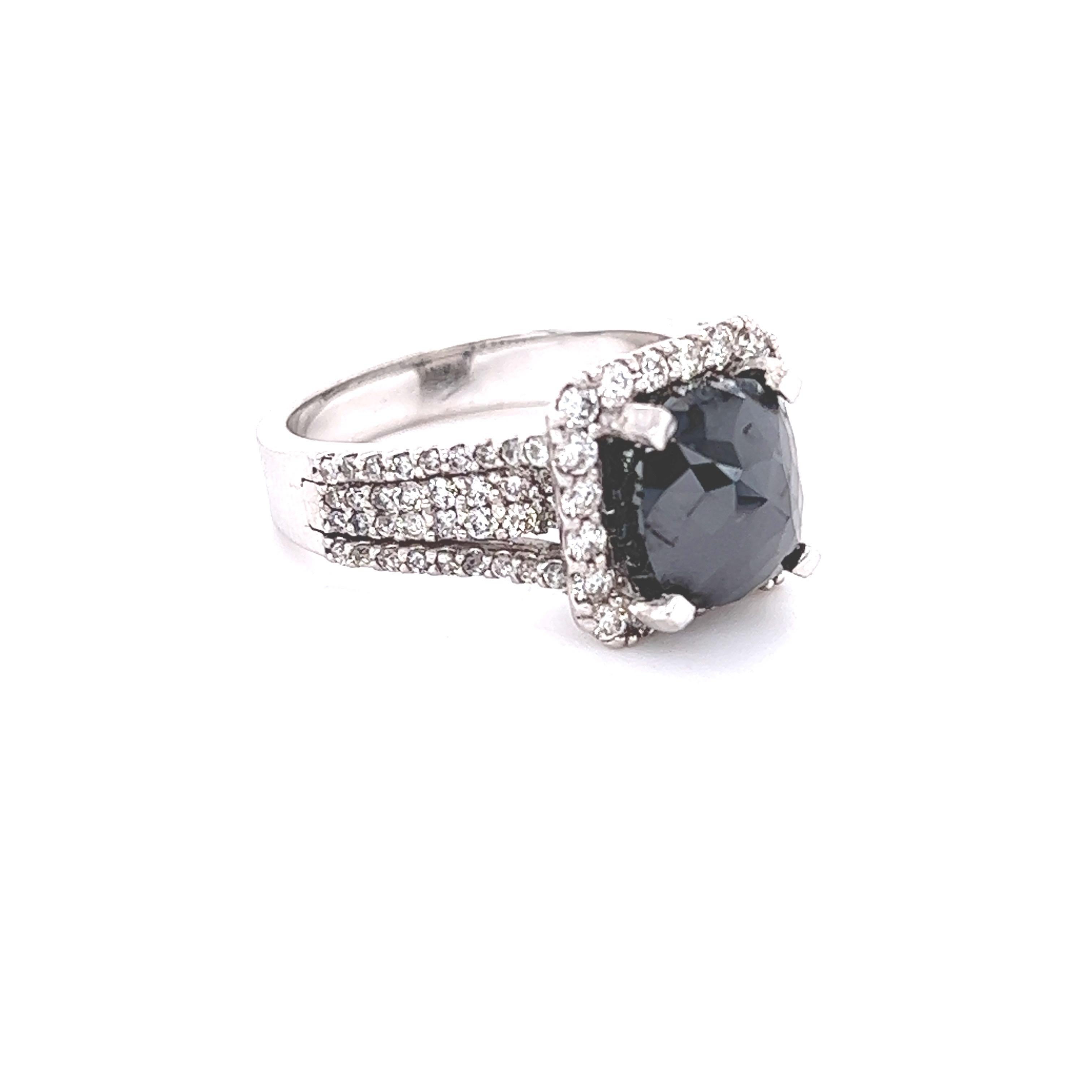 Der natürliche schwarze Diamant im Kissenschliff hat 3,75 Karat und ist umgeben von 100 Diamanten im Rundschliff mit einem Gewicht von 1,08 Karat (Reinheit: VS, Farbe: H). Das Gesamtkaratgewicht des Rings beträgt 4,83 Karat. Der Black Diamond misst