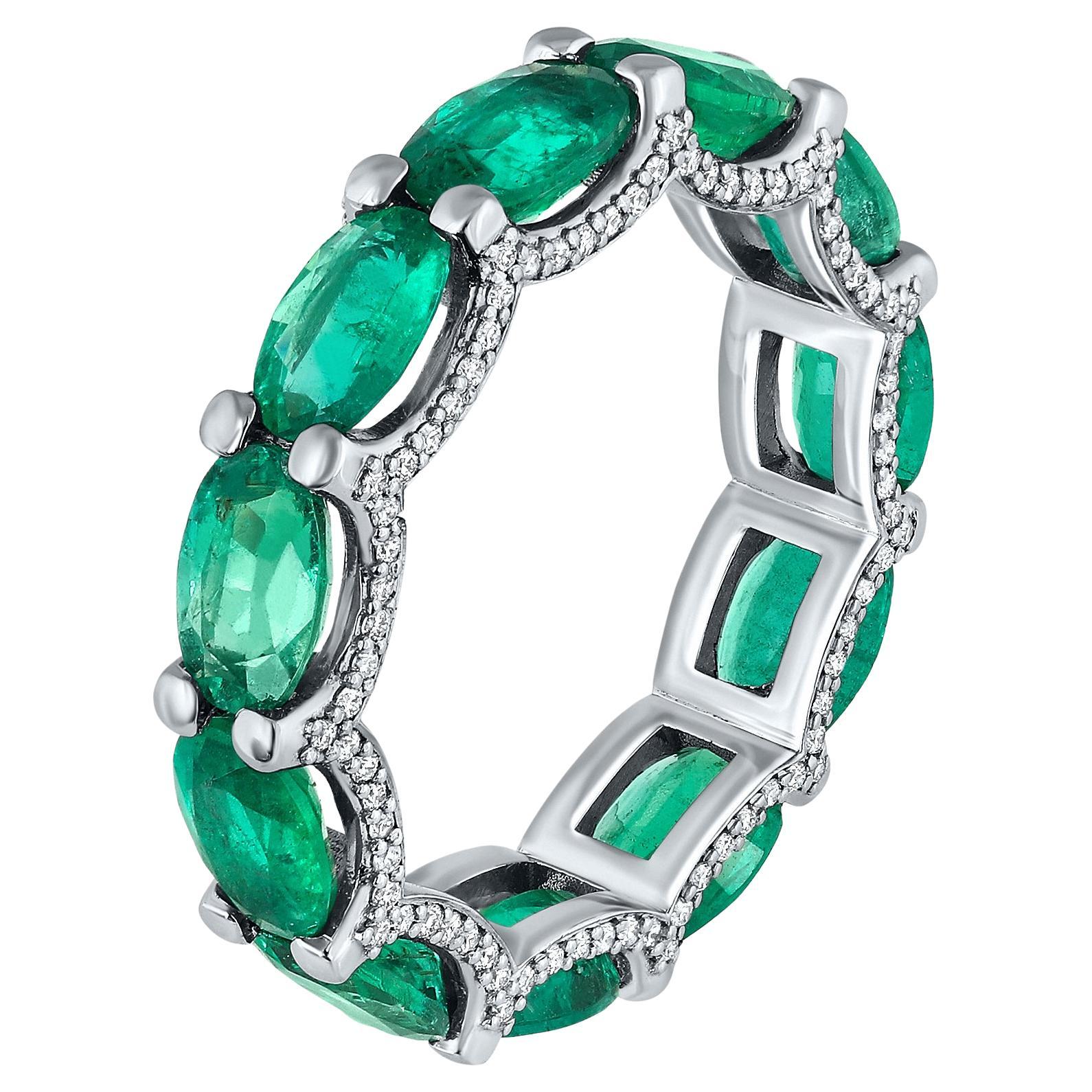 4,83 Karat natürlicher ovaler Smaragd und Diamant Eternity Band in 14K Weißgold