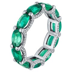 4,83 Karat natürlicher ovaler Smaragd und Diamant Eternity Band in 14K Weißgold