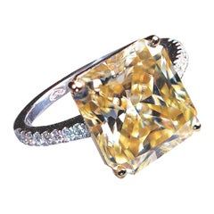 4.83 Carat Radiant Light Yellow & white Moissanite 18 Karat Gold Engagement Ring