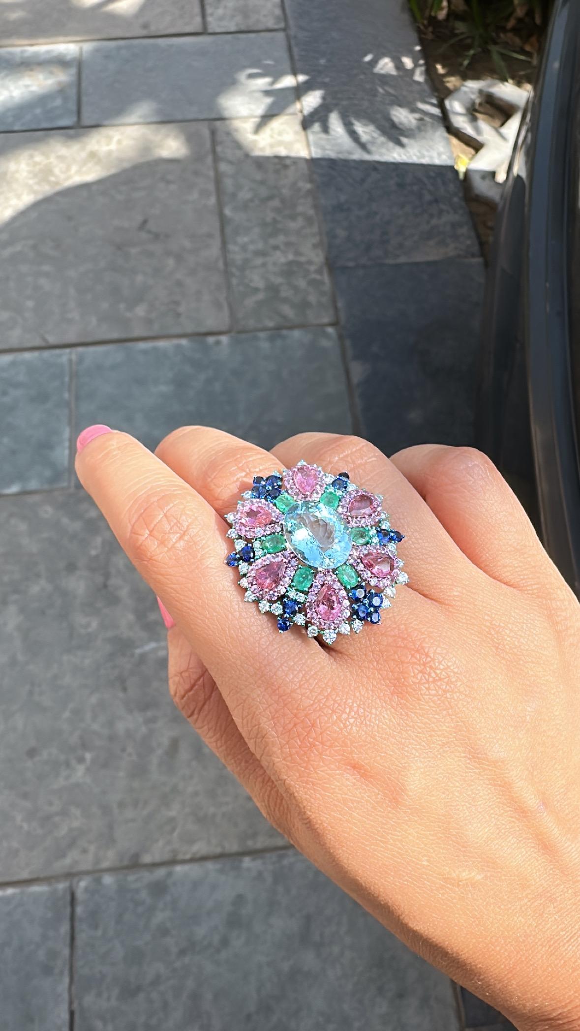 Women's or Men's 4.83 carats, Aquamarine, Blue & Pink Sapphires, Emerald & Diamonds Cocktail Ring For Sale