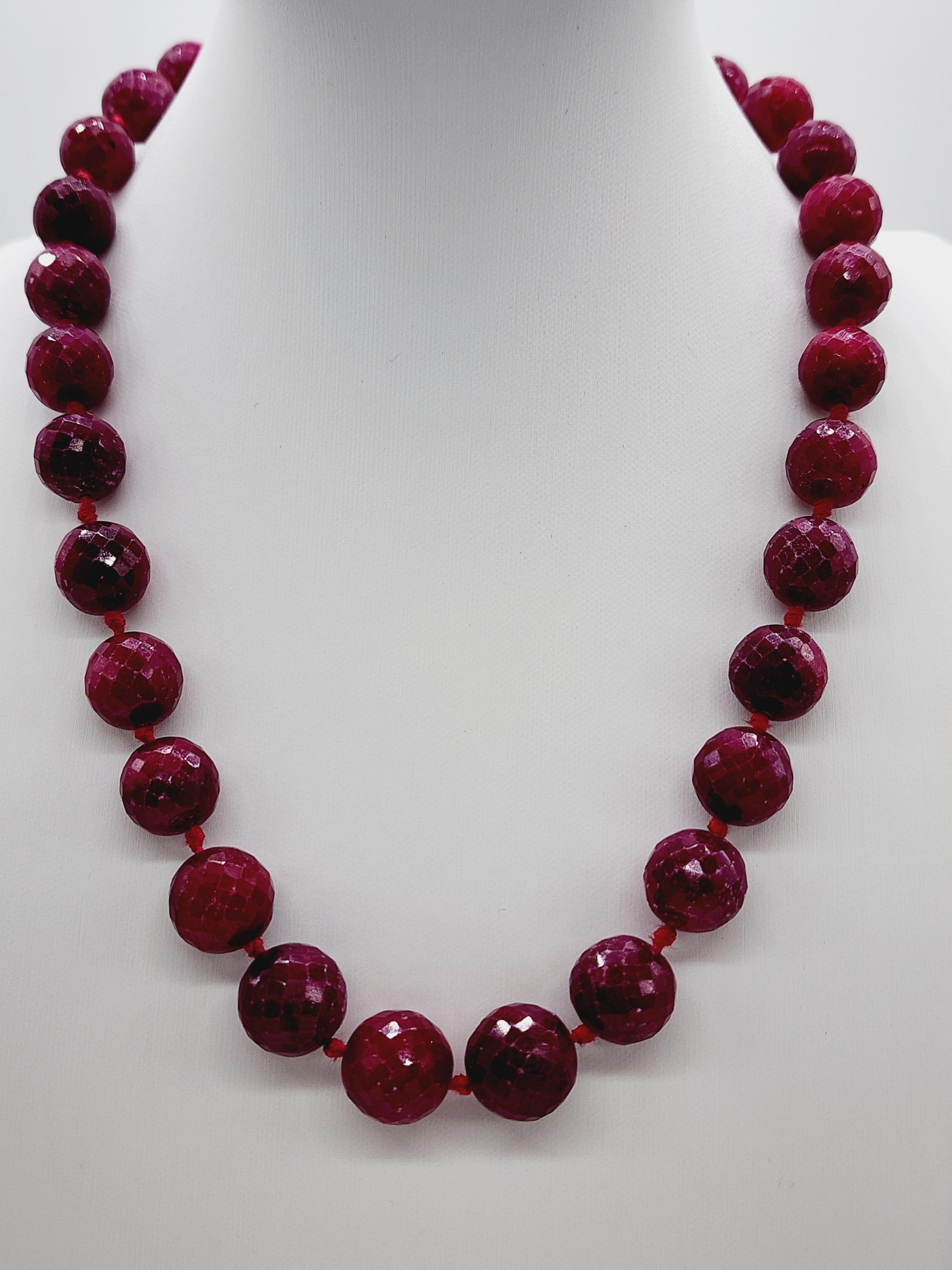 483.60 CARATS RUBY BEADED NECKLACE YELLOW GOLD 14 KARAT.
17 inch. 
