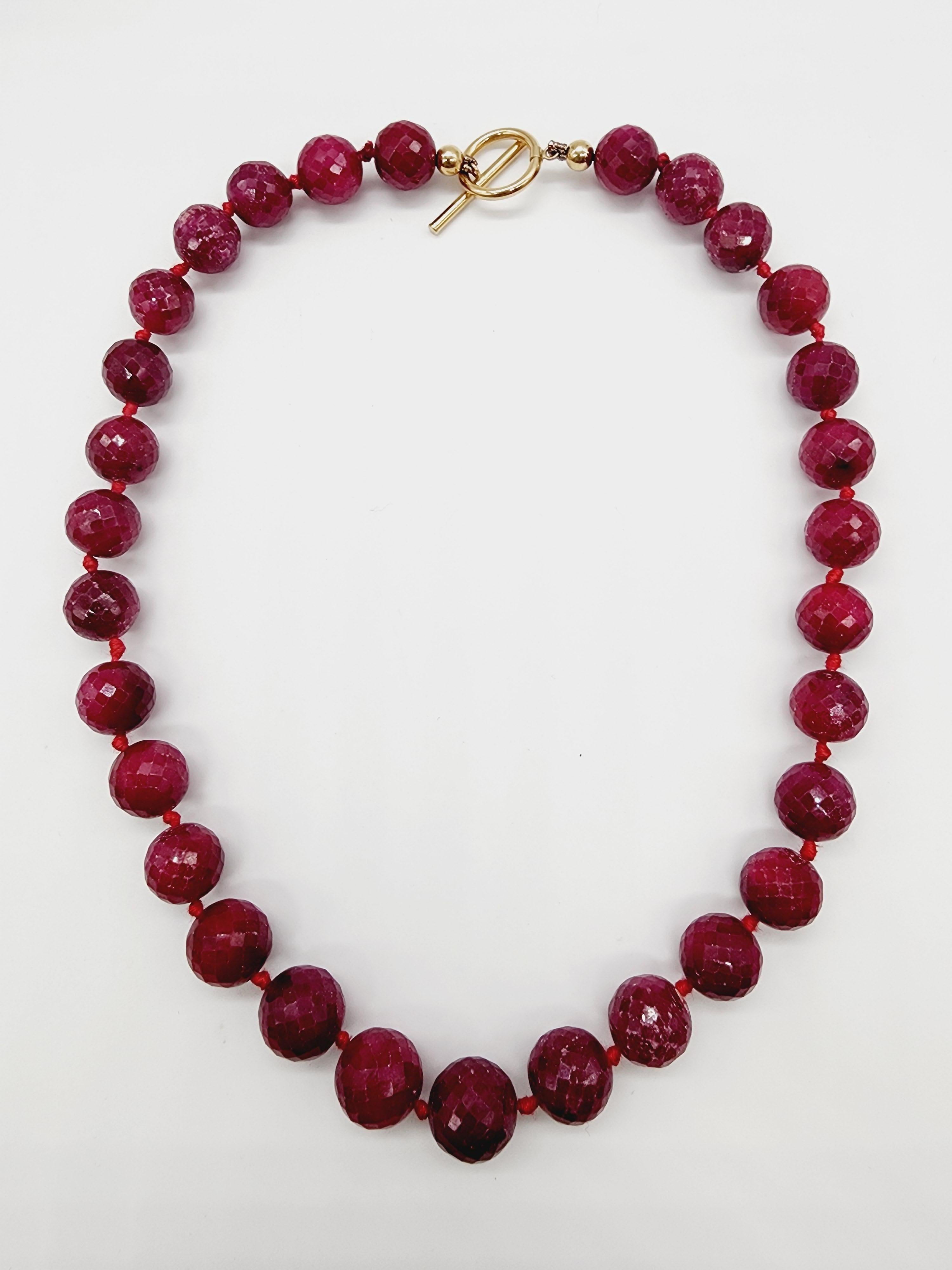 Round Cut 483.60 Carats Ruby Round Necklace 14 Karat Yellow Gold For Sale