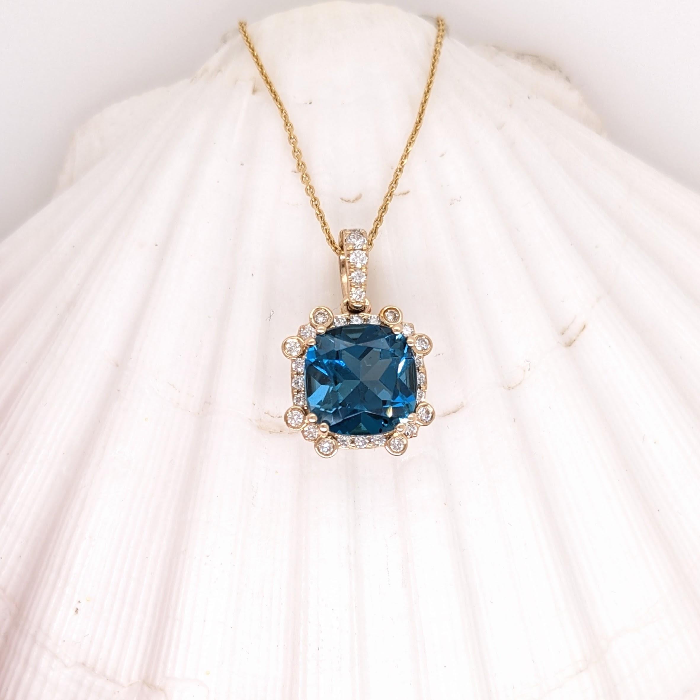 Dieser wunderschöne Anhänger besteht aus einem 4,83 Karat schweren Londoner Topas und natürlichen Diamanten aus dem Erdabbau. Dieser Anhänger aus 14-karätigem Gold ist ein atemberaubendes Schmuckstück, das jedes Outfit aufwertet! Dieser Anhänger ist