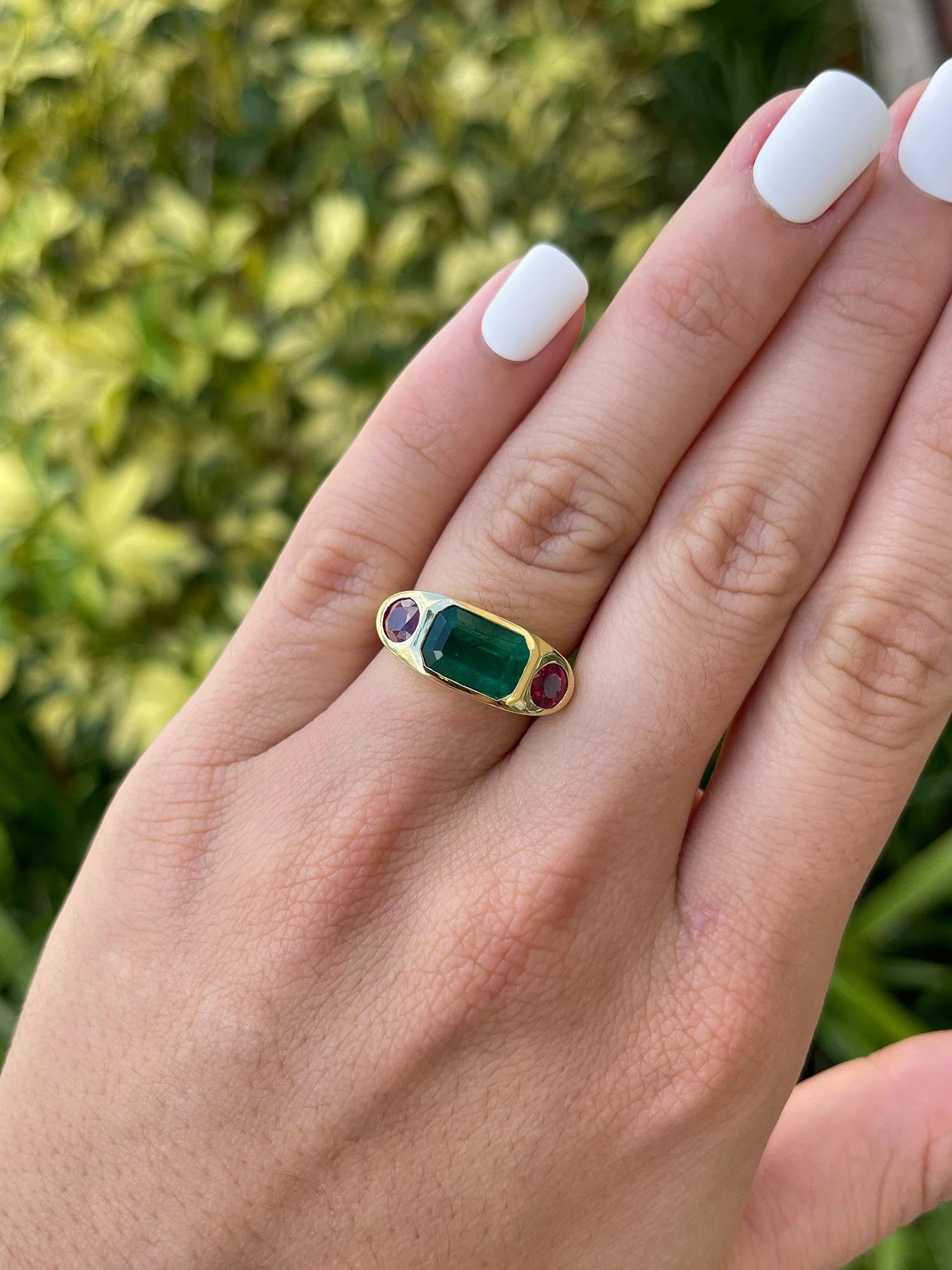 Moderne 4.83tcw Natural Rich Green Emerald & Ruby Side Unisex Three Stone Ring 18K  en vente