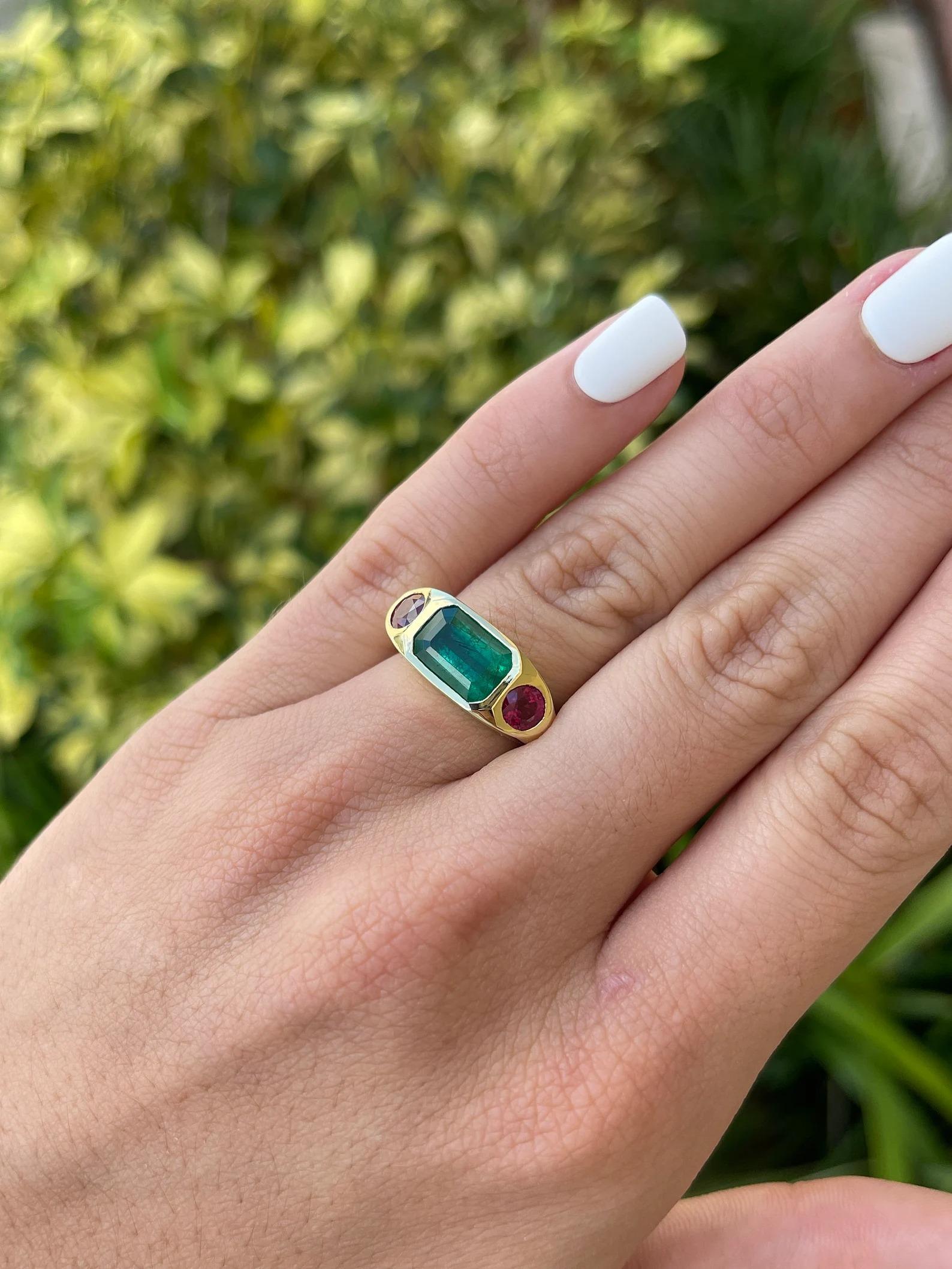 Taille émeraude 4.83tcw Natural Rich Green Emerald & Ruby Side Unisex Three Stone Ring 18K  en vente