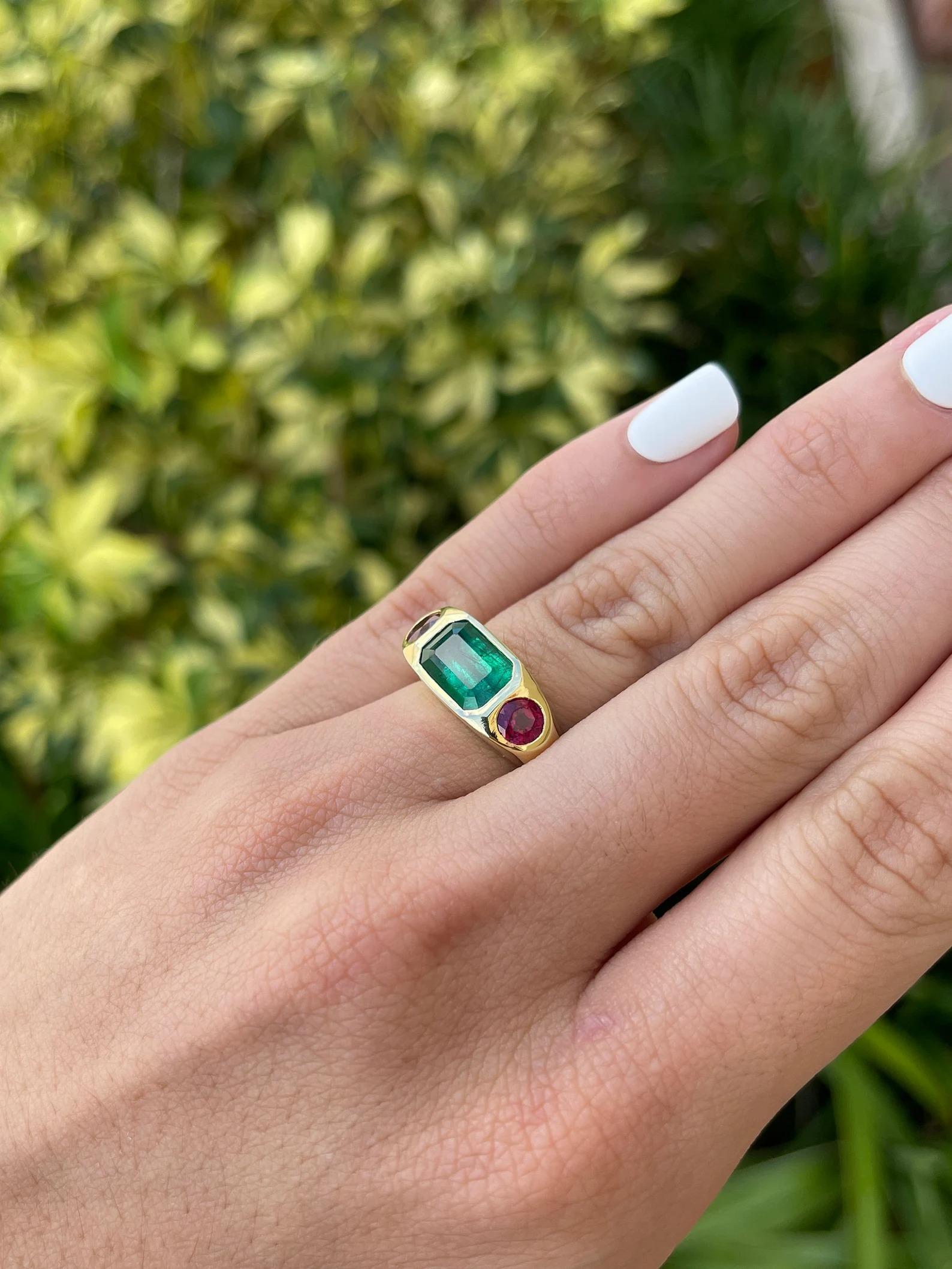 4.83tcw Natural Rich Green Emerald & Ruby Side Unisex Three Stone Ring 18K  Neuf - En vente à Jupiter, FL