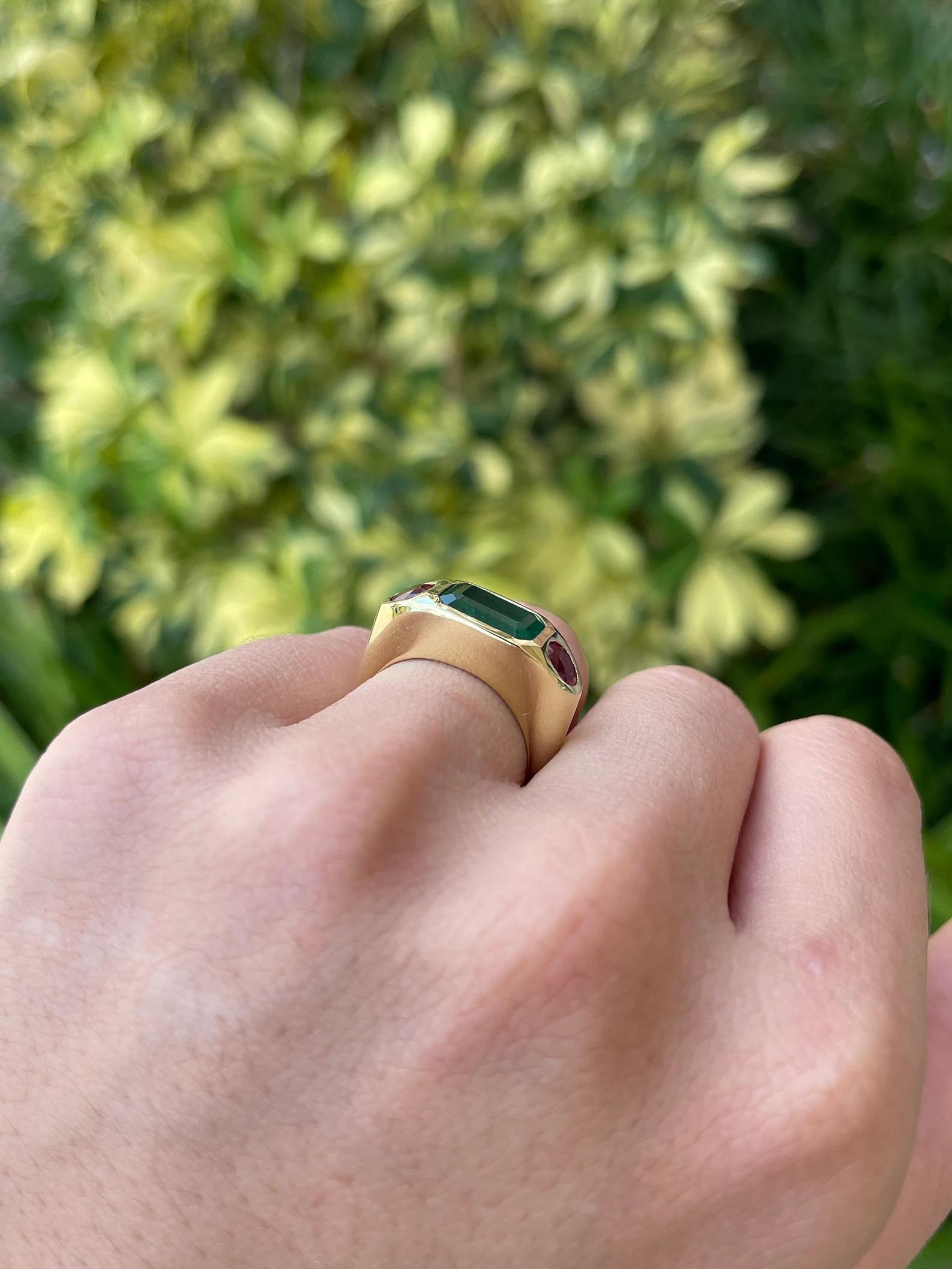 4.83tcw Natural Rich Green Emerald & Ruby Side Unisex Three Stone Ring 18K  Unisexe en vente