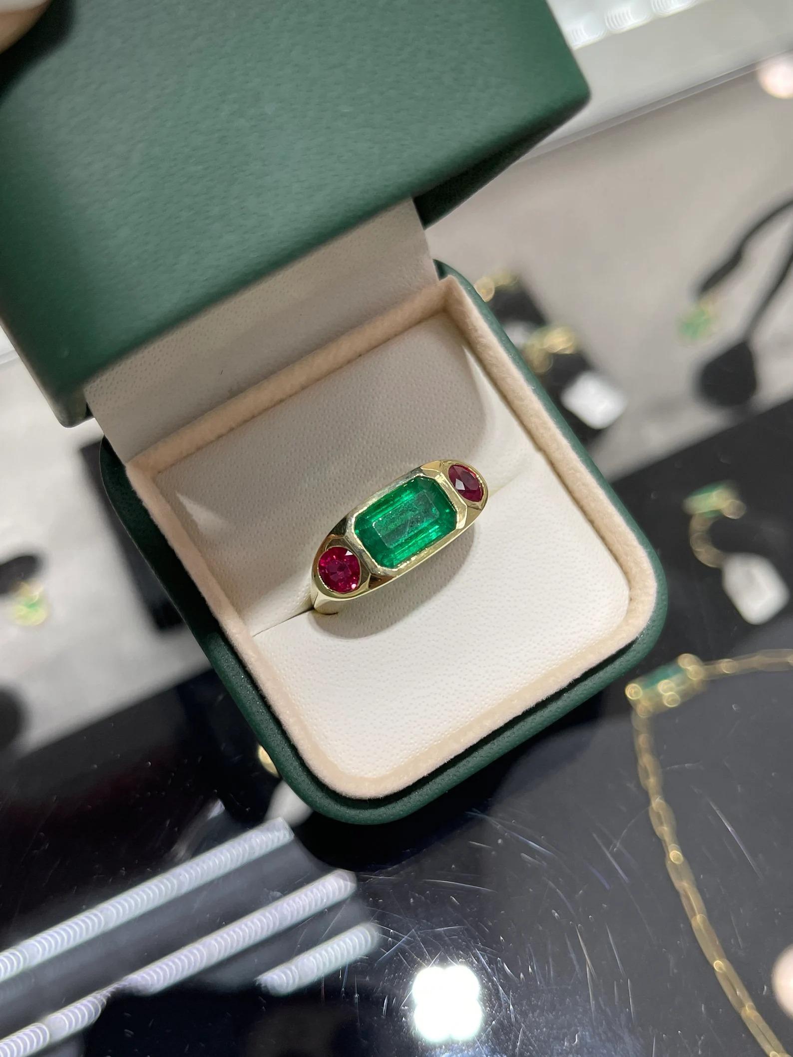 4.83tcw Natural Rich Green Emerald & Ruby Side Unisex Three Stone Ring 18K  en vente 1