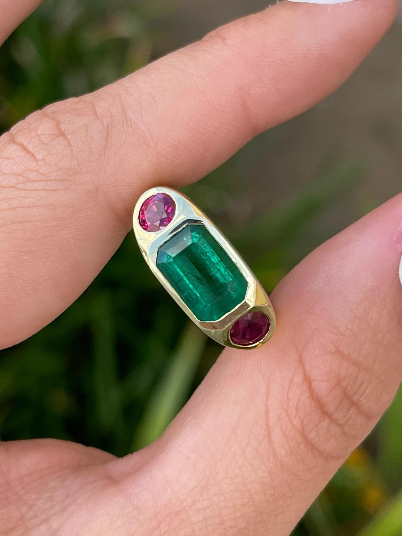 4.83tcw Natural Rich Green Emerald & Ruby Side Unisex Three Stone Ring 18K  en vente 2