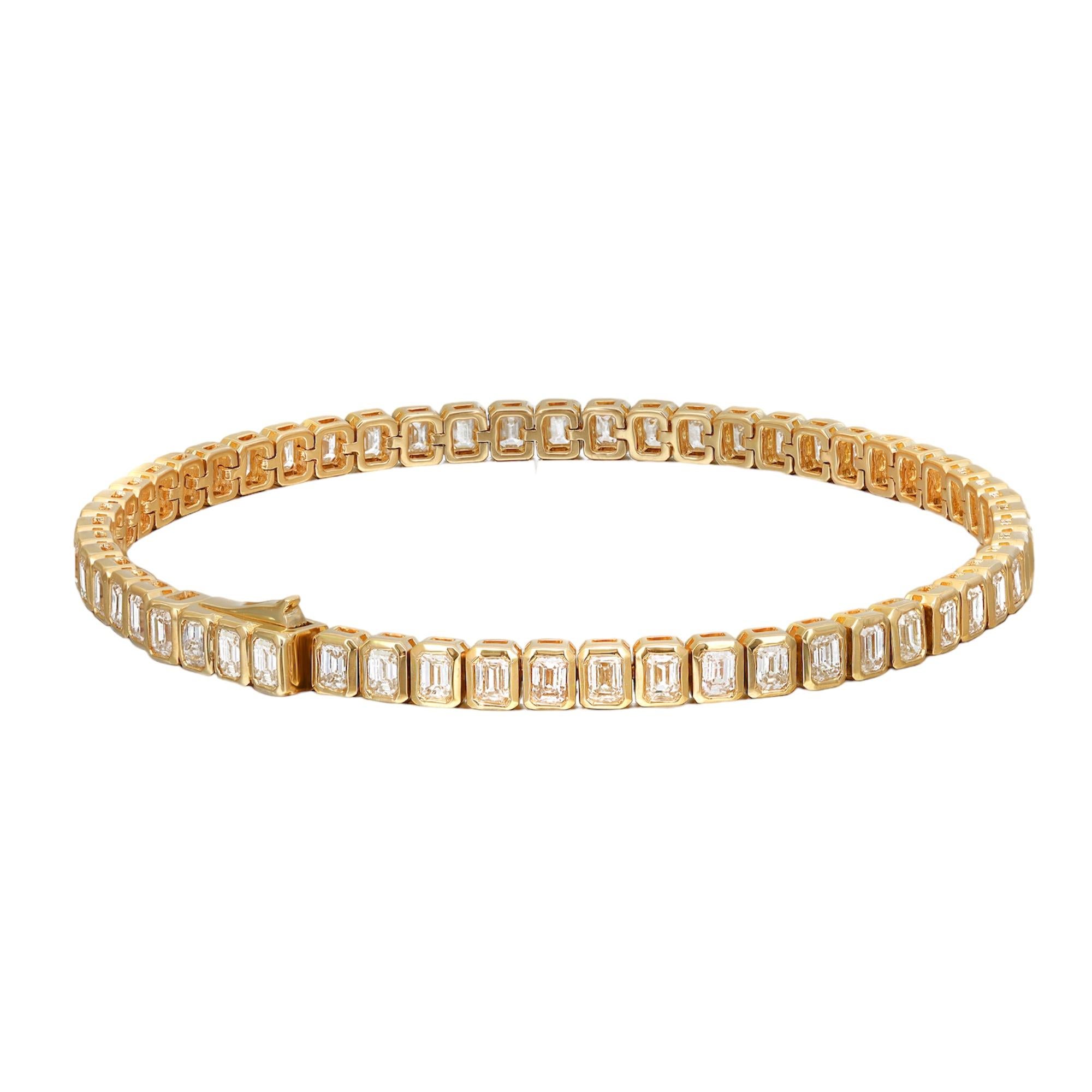 Entrez dans une ère de charme intemporel avec notre bracelet de tennis en diamant émeraude de 4,84 carats, embrassé par la chaleur de l'or jaune 18 carats. Imaginez la fusion sans effort de la sophistication et de l'éclat lorsque les diamants taille