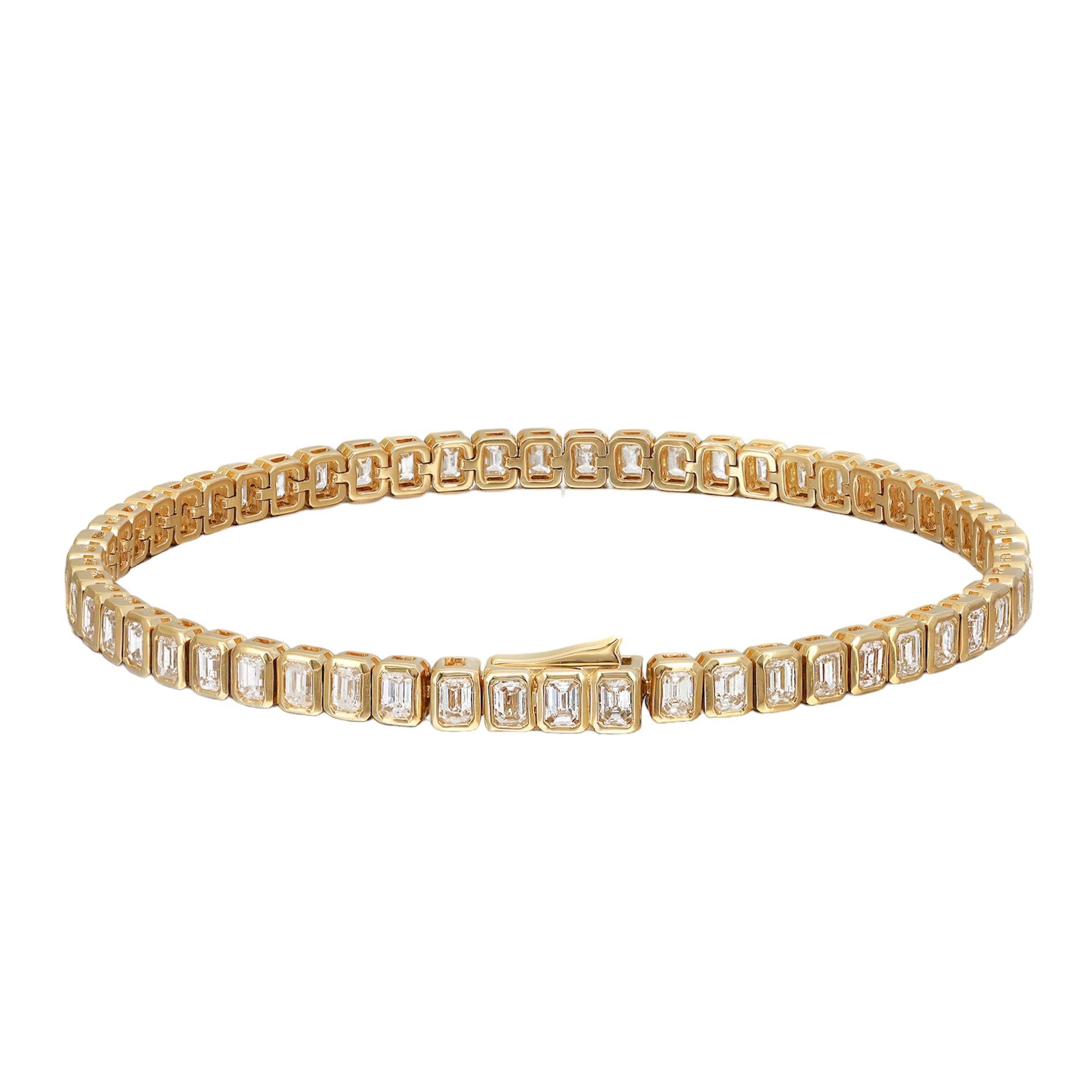 Moderne Bracelet tennis en or jaune 18 carats avec diamants et émeraudes serties sur le chaton de 4,84 carats  en vente