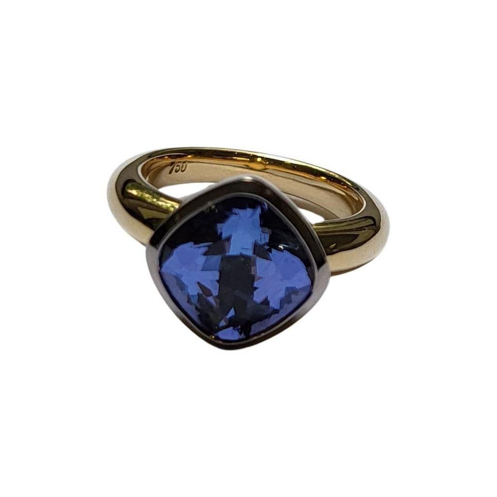 Cette ravissante et délicate bague faite à la main par Wagner Preziosen présente une tanzanite rayonnante taillée par des experts et sertie dans de l'or blanc 18 carats, ainsi qu'un anneau contrastant en or jaune 18 carats. 
Unique en son genre !
Un