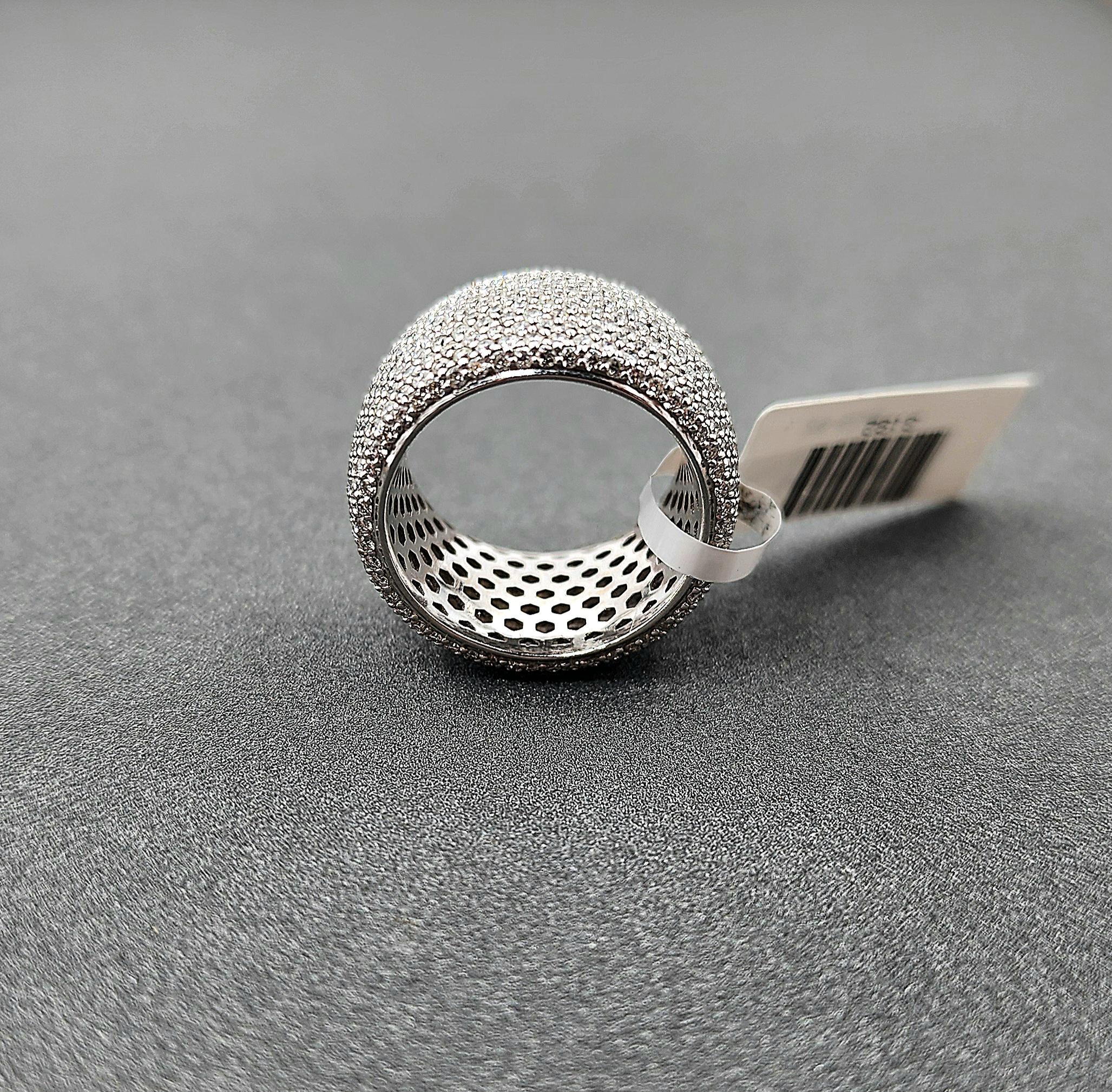 Round Cut 4.84 ct Pave Diamond Eternity Band For Sale