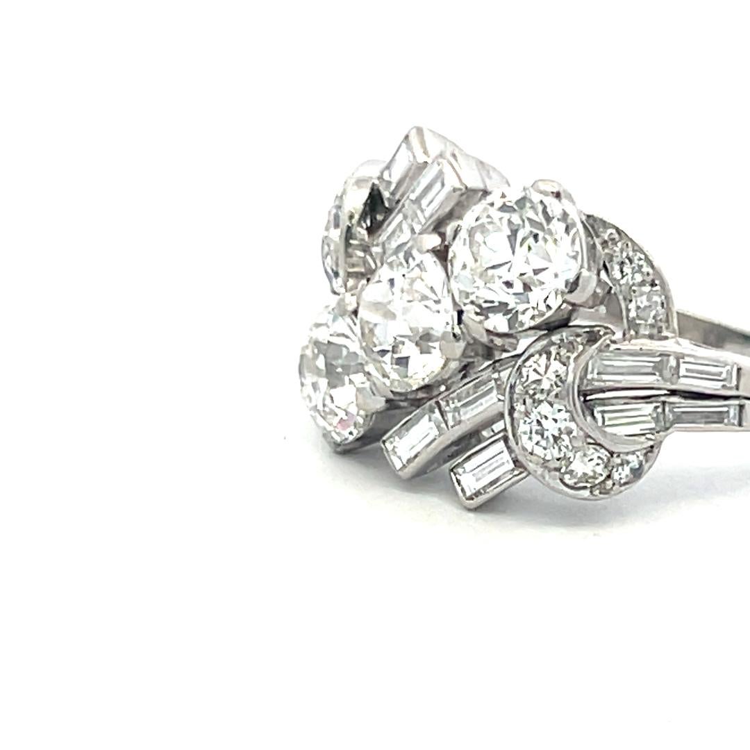 4.84ct Antique Diamond Platinum Three-Stone Ring w/ OEC, OMC & Baguettes en vente 3