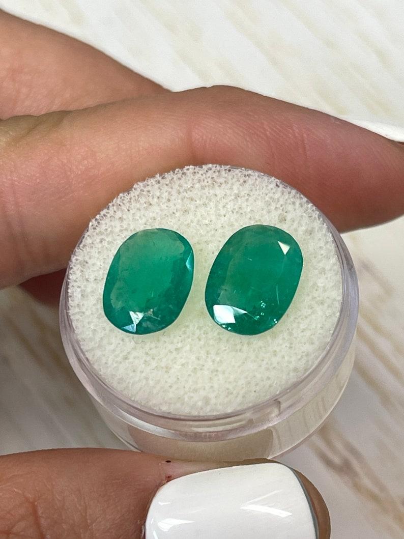 A. Stone: Smeraldo
Peso totale: 4,84-tcw
Forma: Taglio ovale
Chiarezza: Trasparente
Lucentezza: Buona
Colore: Greene & Greene medio
Misure: 12,06mm x 8,58mm x 4,10mm // 12,01mm x 8,59mm x 3,29mm
Origine geografica: Colombia
Trattamento: Naturale,