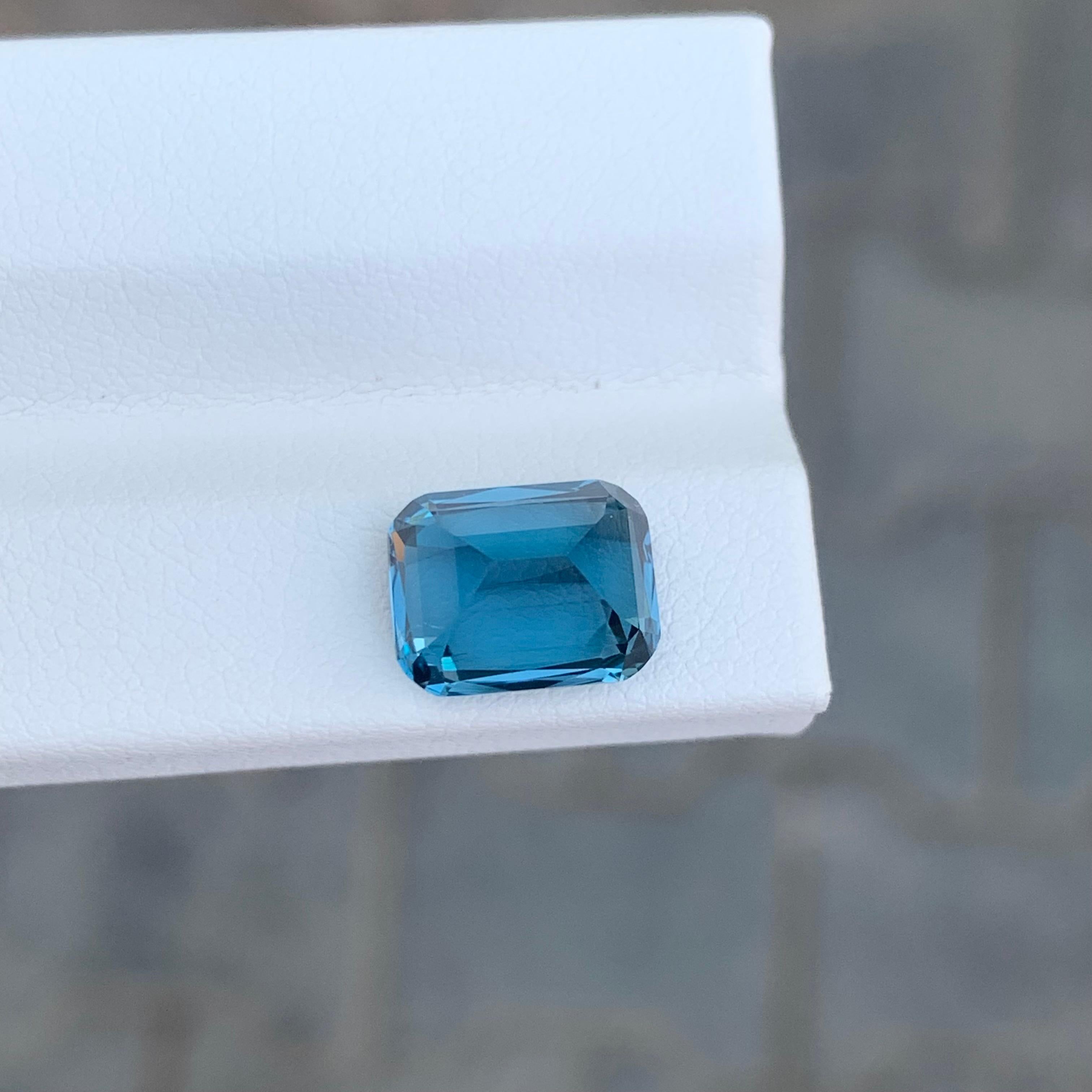 4,85 carati di squisita gemma sfaccettata di Topazio Blu di Londra a forma di cuscino In condizioni Nuovo in vendita a Peshawar, PK